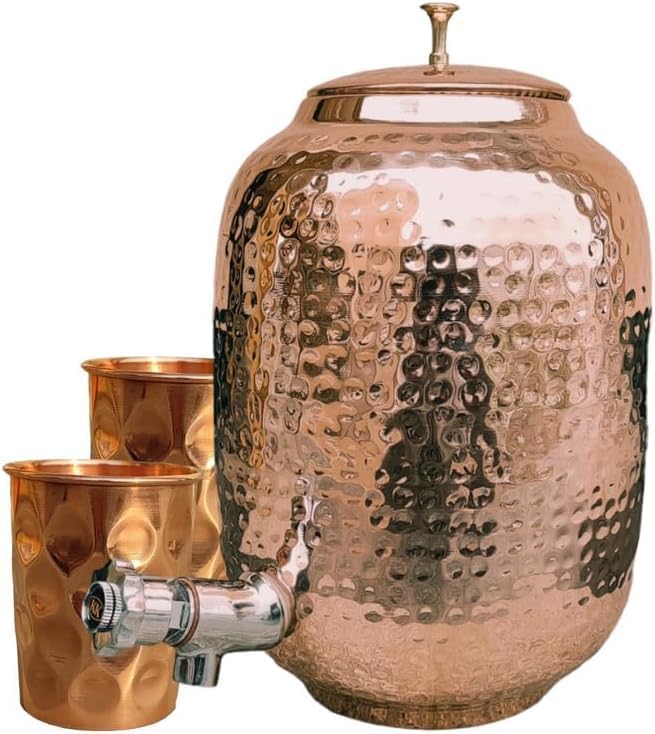 Fashnkart Dispensador de agua de cobre puro con acabado martillado hecho a mano, 2 vasos de corte de diamante, recipiente de vidrio ayurveda, curación de la salud, 8 capacidad de almacenamiento,