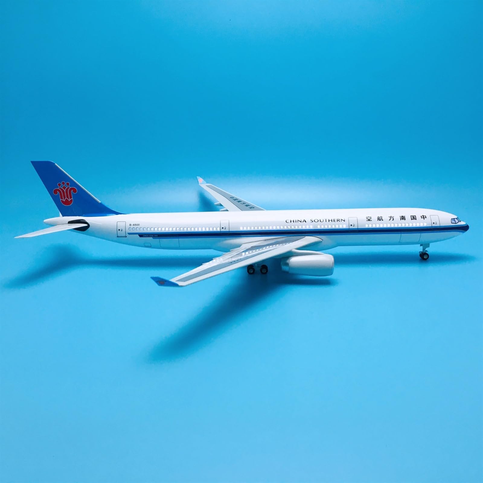 Skopiuj model samolotu 1:135 47cm z kołami i światłem Led samolot samoloty Airbus dla A330-300 chiny kolekcja modeli samolotów południowych