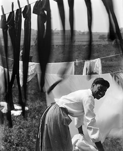 Gertrude Kasebier C1902 Mujer joven afroamericana colgando ropa para secar en Newport Rhode Island Fotografía por Gertrude Kasebier C1902 Póster