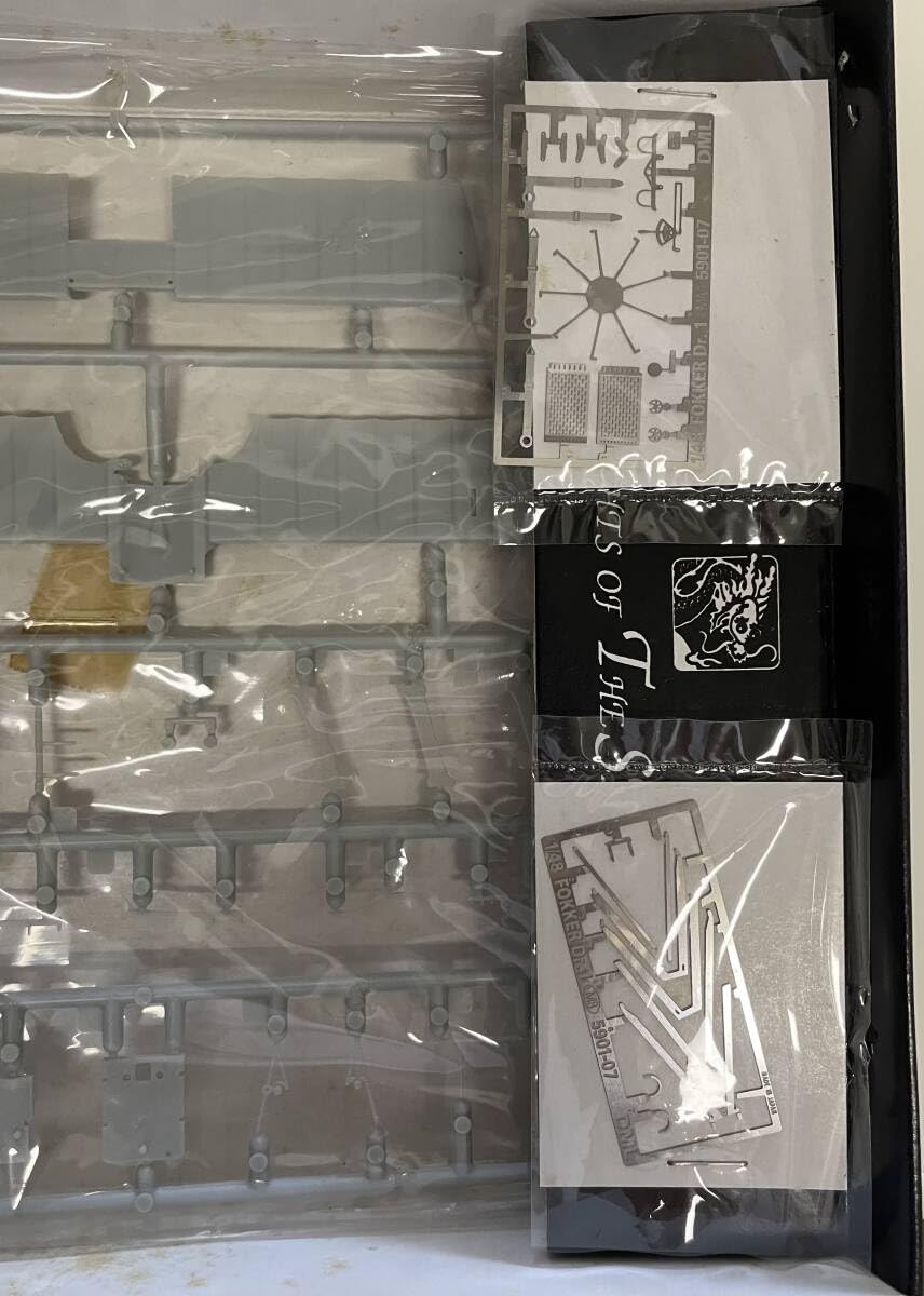 ドラゴン 1/48 フォッカー Dr.1 戦闘機 & レッドバロン 胸像 未組立 ドラゴン 1/48 フォッカー Dr.1 戦闘機 & レッドバロン 胸像 未