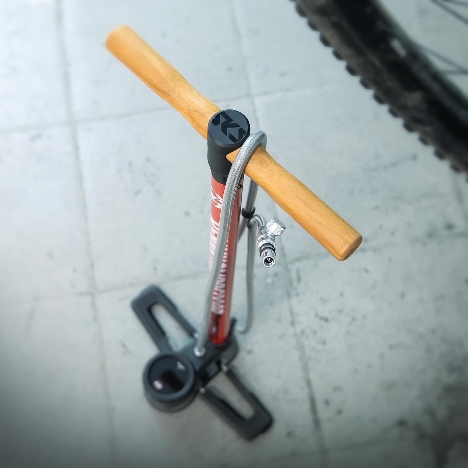 SKS Germany RENNKOMPRESSOR Suspension Dämpferpumpe | Standpumpe, digitales Hochdruckmanometer, Druckablass-Funktion, langer gummierter Stahlflex-Schlauch, Metallrohr & Alugussfuß