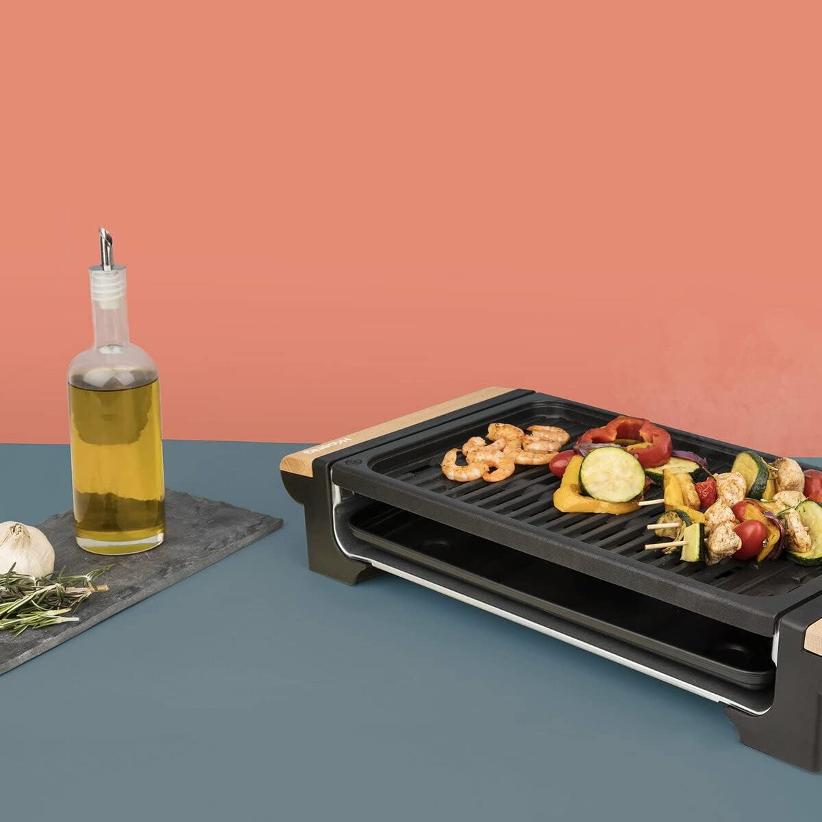 H.Koenig RP320 Electric Grill with food cooking on the grill plate