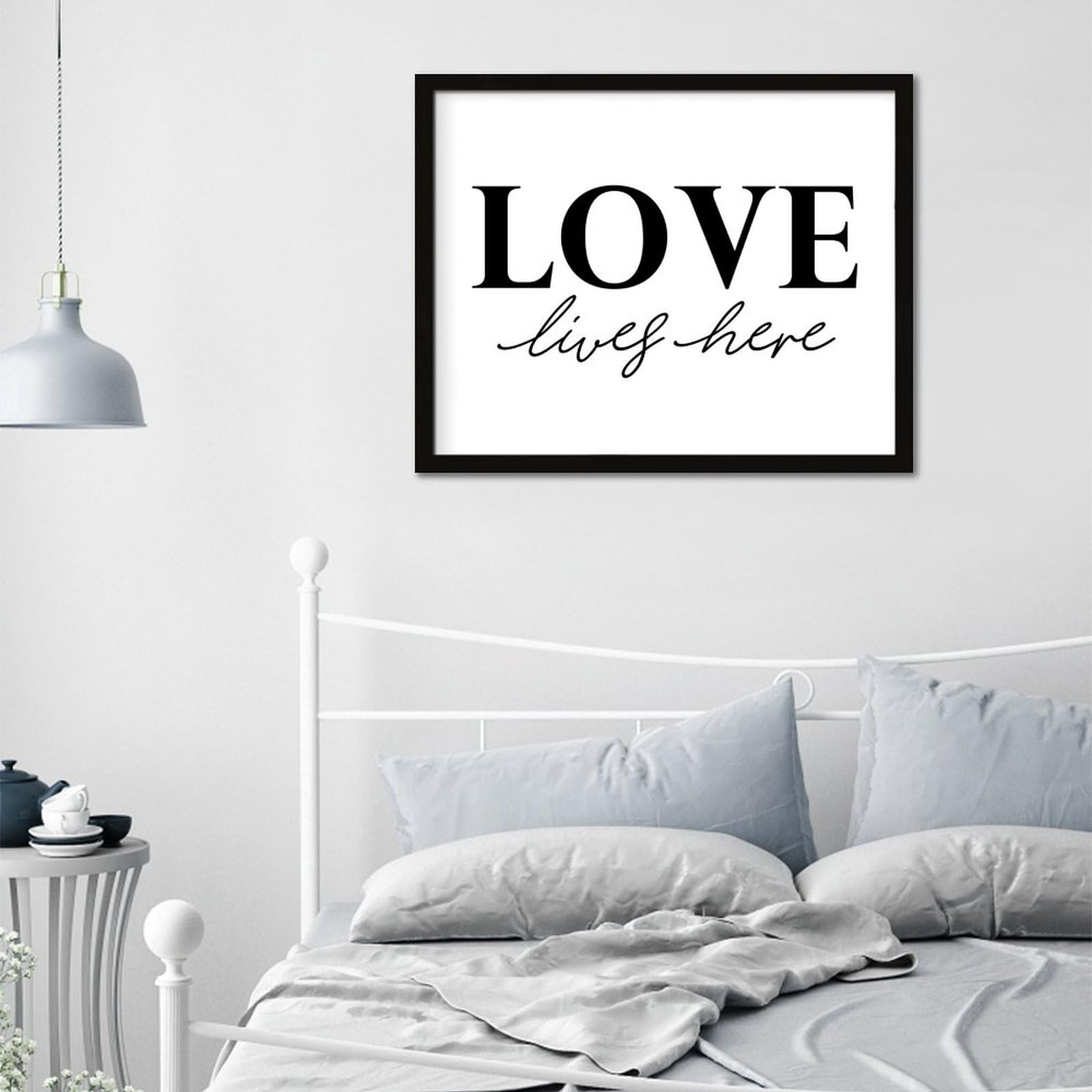 Decorazione da parete in legno da appendere con scritta in lingua inglese "Love Lives Here" (lingua italiana non garantita), cartello da parete in legno, 40,6 x 50,8 cm, scrittura, biblica, cartello