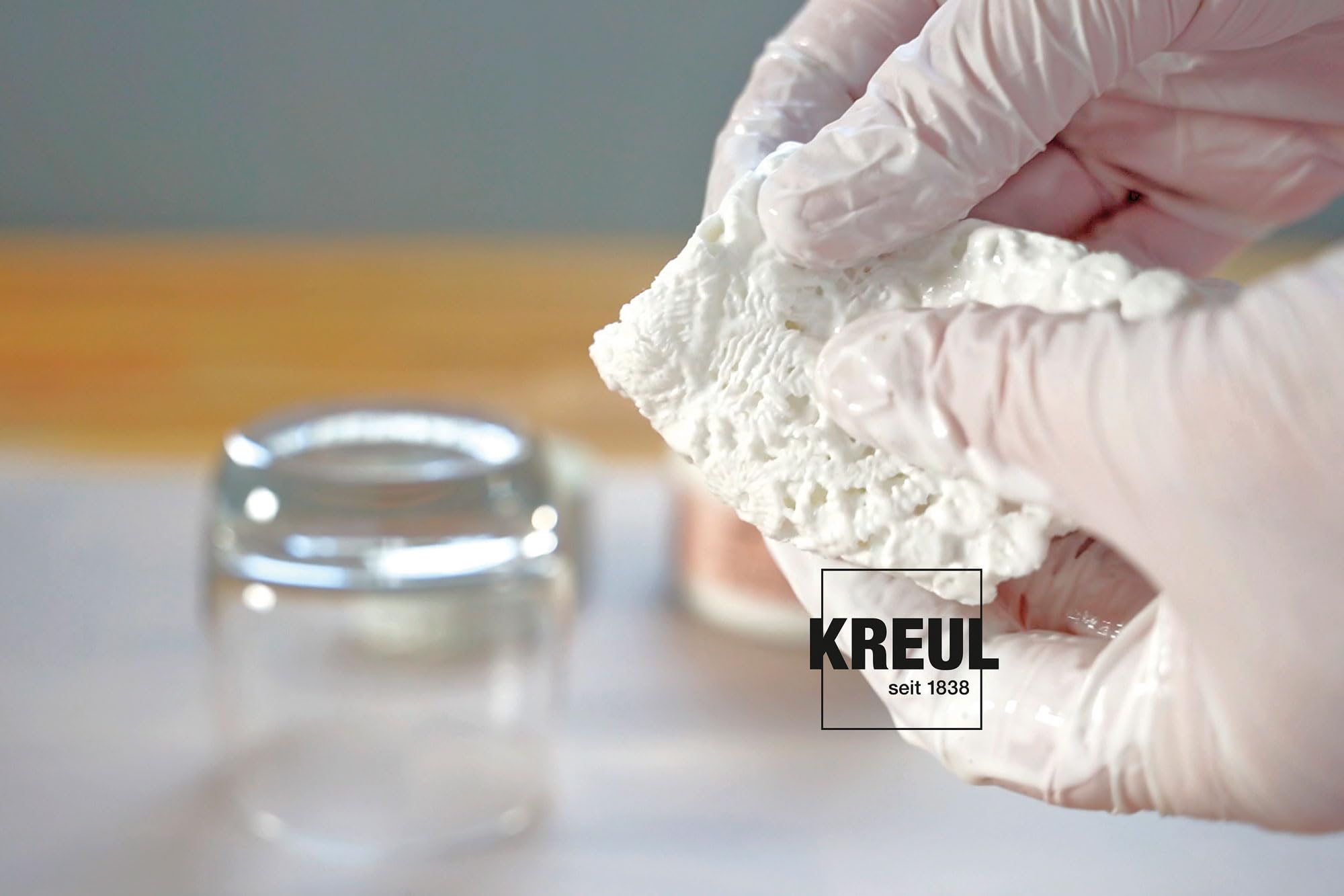 KREUL 70152 – utrwalacz do tkanin, 250 ml Utrwalacz do tkanin, nadający kształt, schnący na powietrzu, na bazie wody, do utwardzania tkanin
