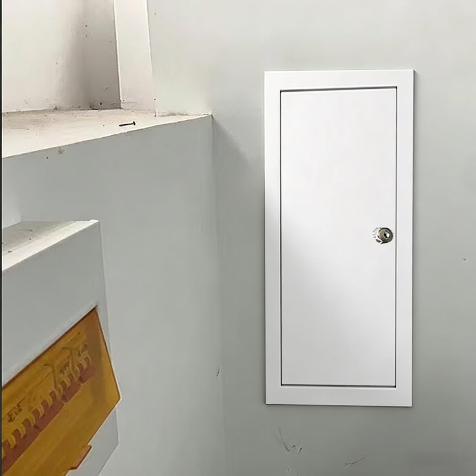 Plaque de protection pour cacher un trou de plafond avec câblage