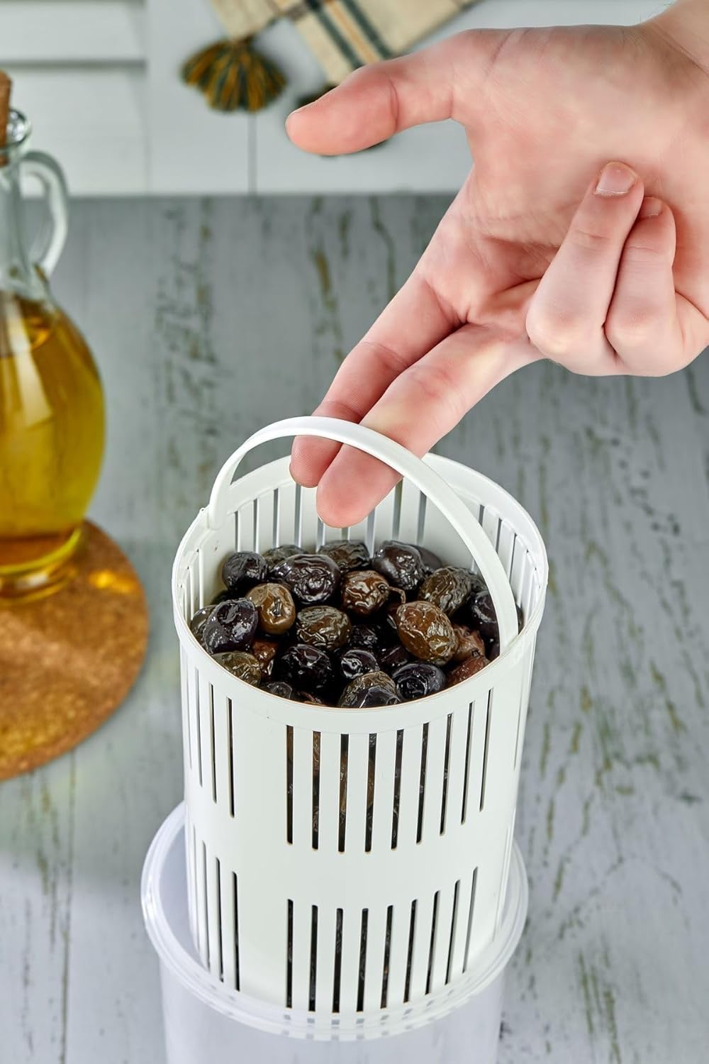 Orret Home Zeytinlik ve Turşuluk Saklama Kabı – 1,5 Lt Süzgeçli, Contalı ve Klipsli Kapaklı Saklama Kabı, Hava ve Sıvı Geçirmez, Zeytin, Turşu ve Gıda Saklama Kabı