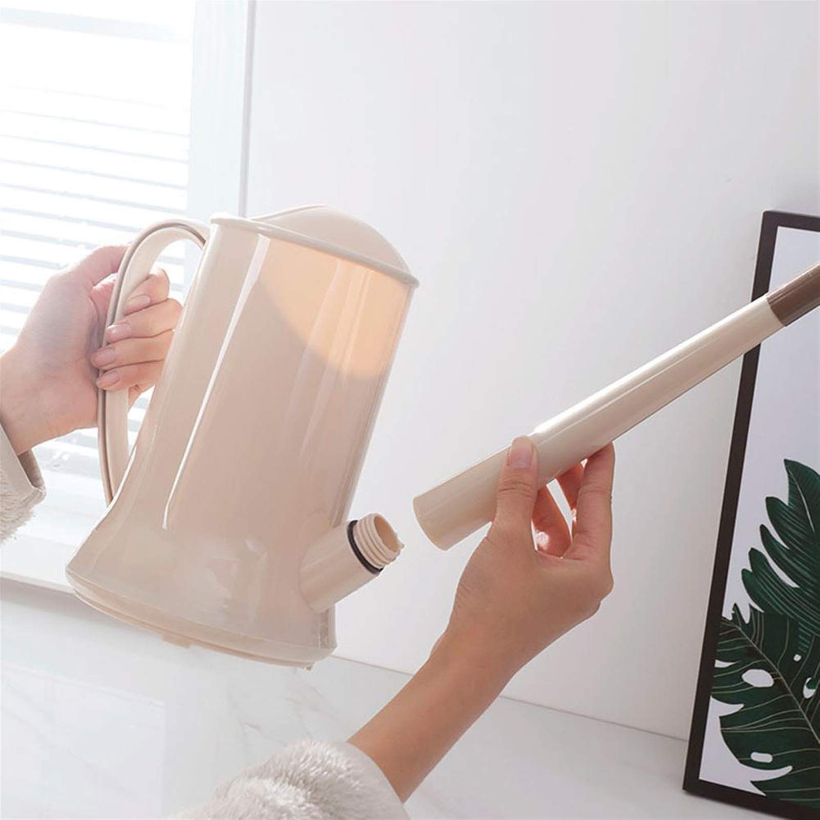 Esta regadera de Exterior, regadera de plástico de 2 litros para jardinería, aspersor de riego doméstico con Boquilla Larga Grande, Maceta de riego Retro (Beige)