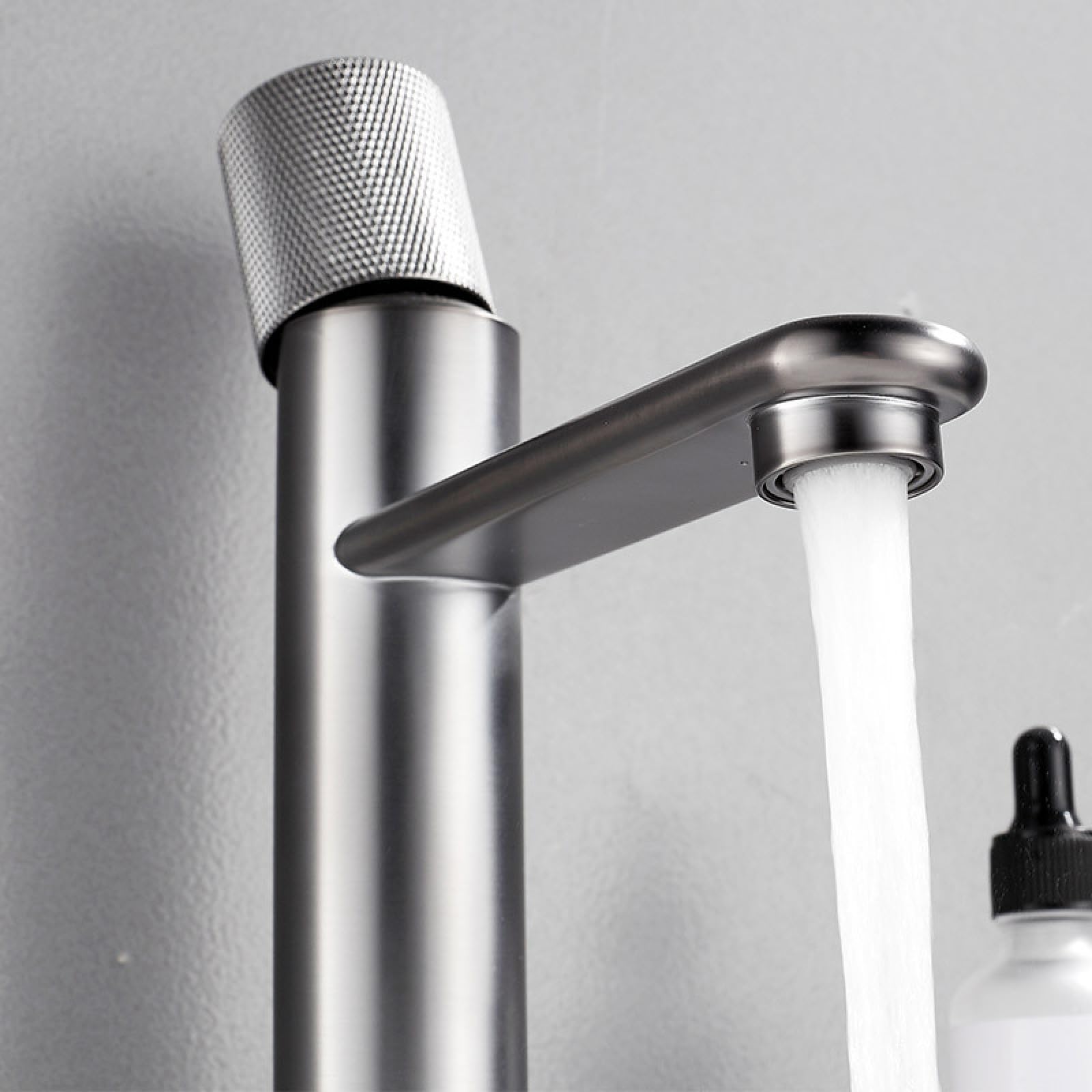 Inodoro de baño de doble orificio grifo gris frío y caliente con tubo de entrada de 60 cm