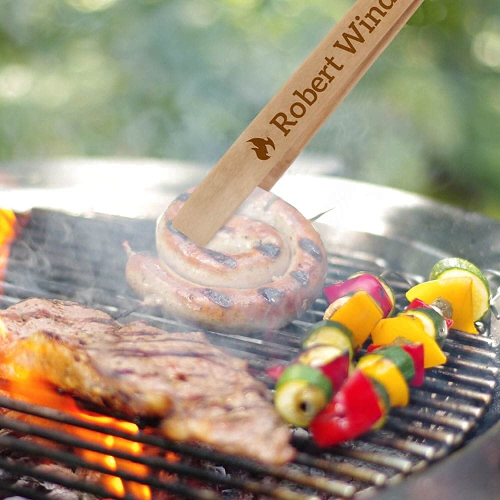 Zetzsche Grillzange 60 cm XXL mit Namen oder Wunschtext graviert inkl. Geschenkverpackung, Design Holzzange Greta, Buchenholz, perfekt zum Grillen, Raclette oder Küche