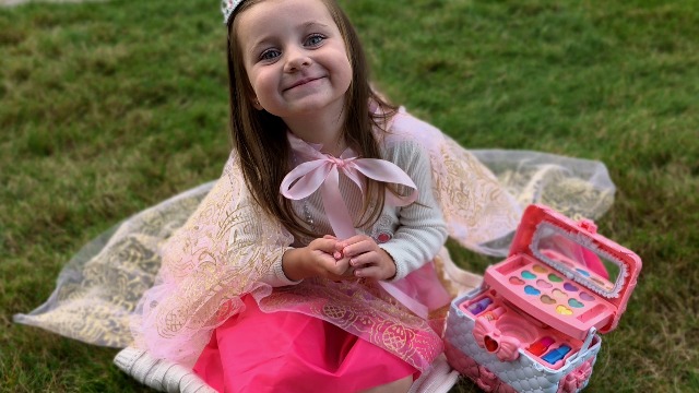 Vestido de princesa para niñas con zapatos y capa miniatura 7