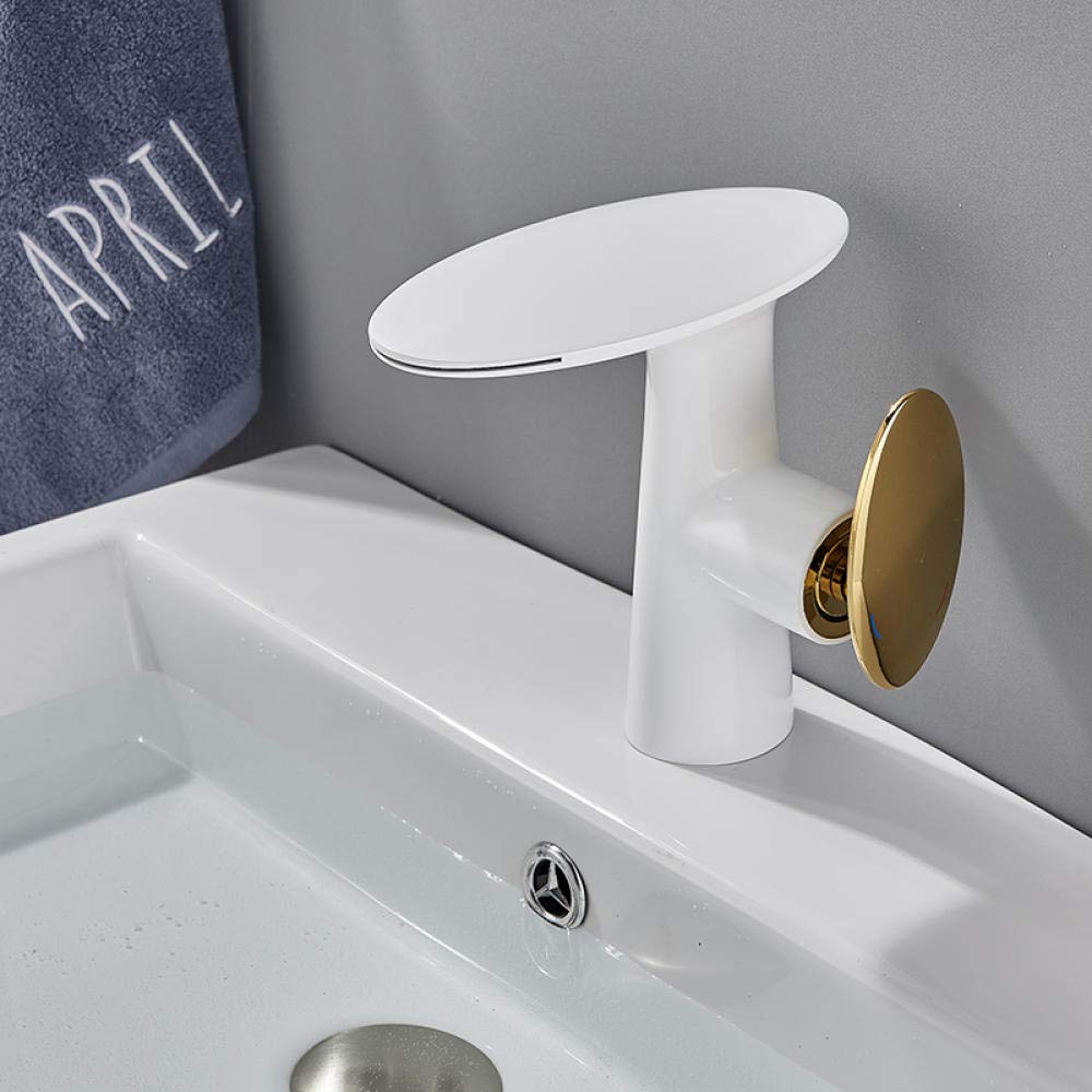 Robinet de lavabo cascade mitigeur de salle de bain or et blanc sur plage