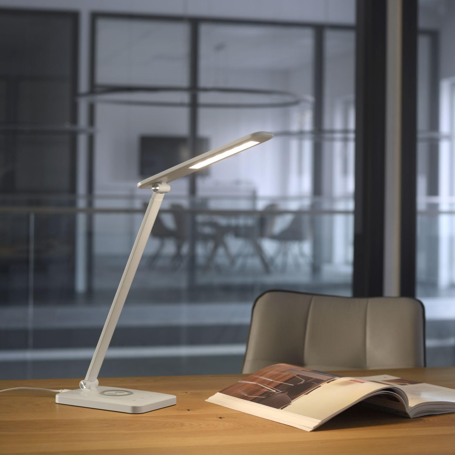 Licht-Erlebnisse LED Tischlampe Metall Weiß Schreibtisch Büro Arbeitszimmer Wohnzimmer H:61,5 cm 2700-5000 K dimmbar Ladefunktion Touch Tischleuchte flexibel KELDIS