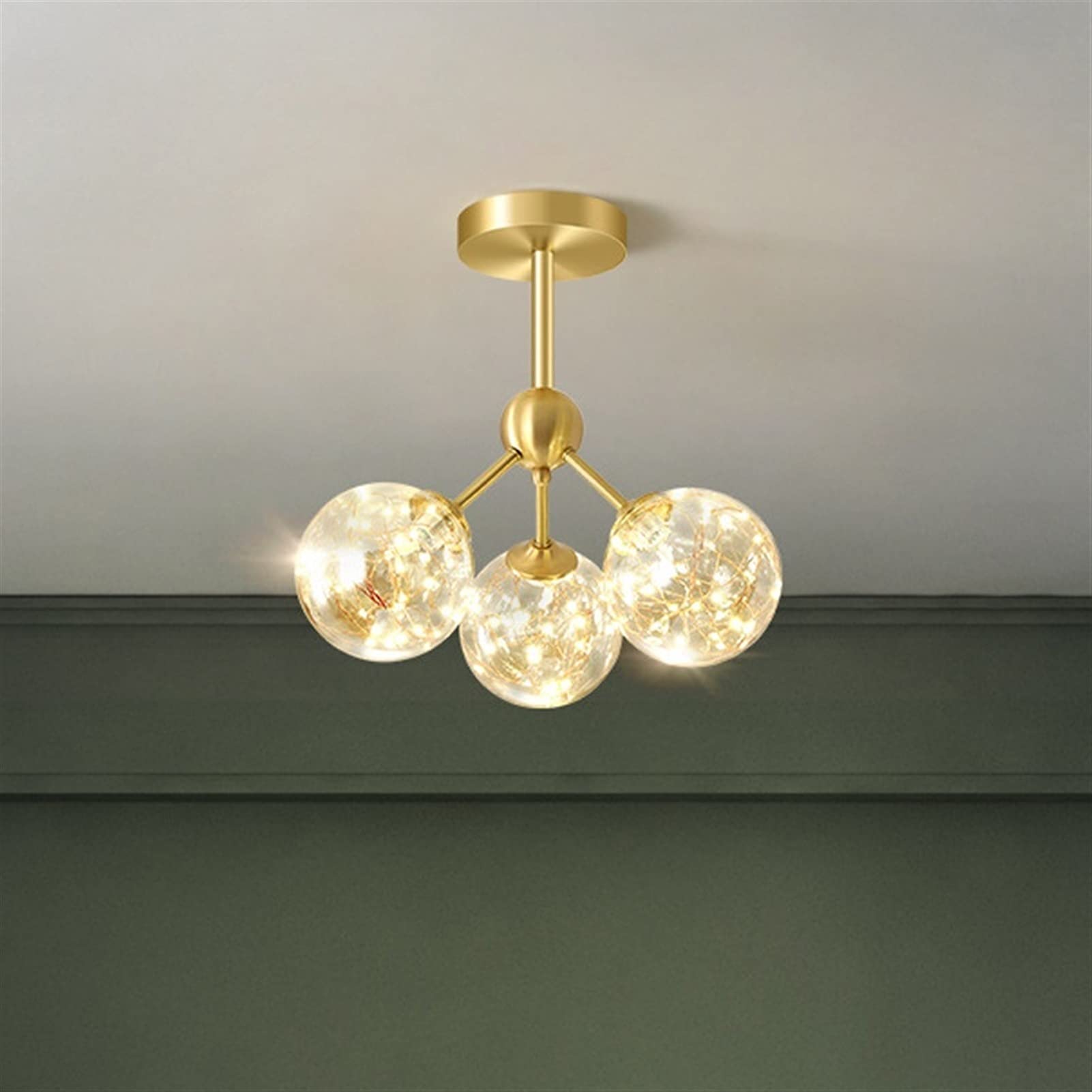 Candelabros para techos oscuros que solucionan la falta de luz en dormitorios