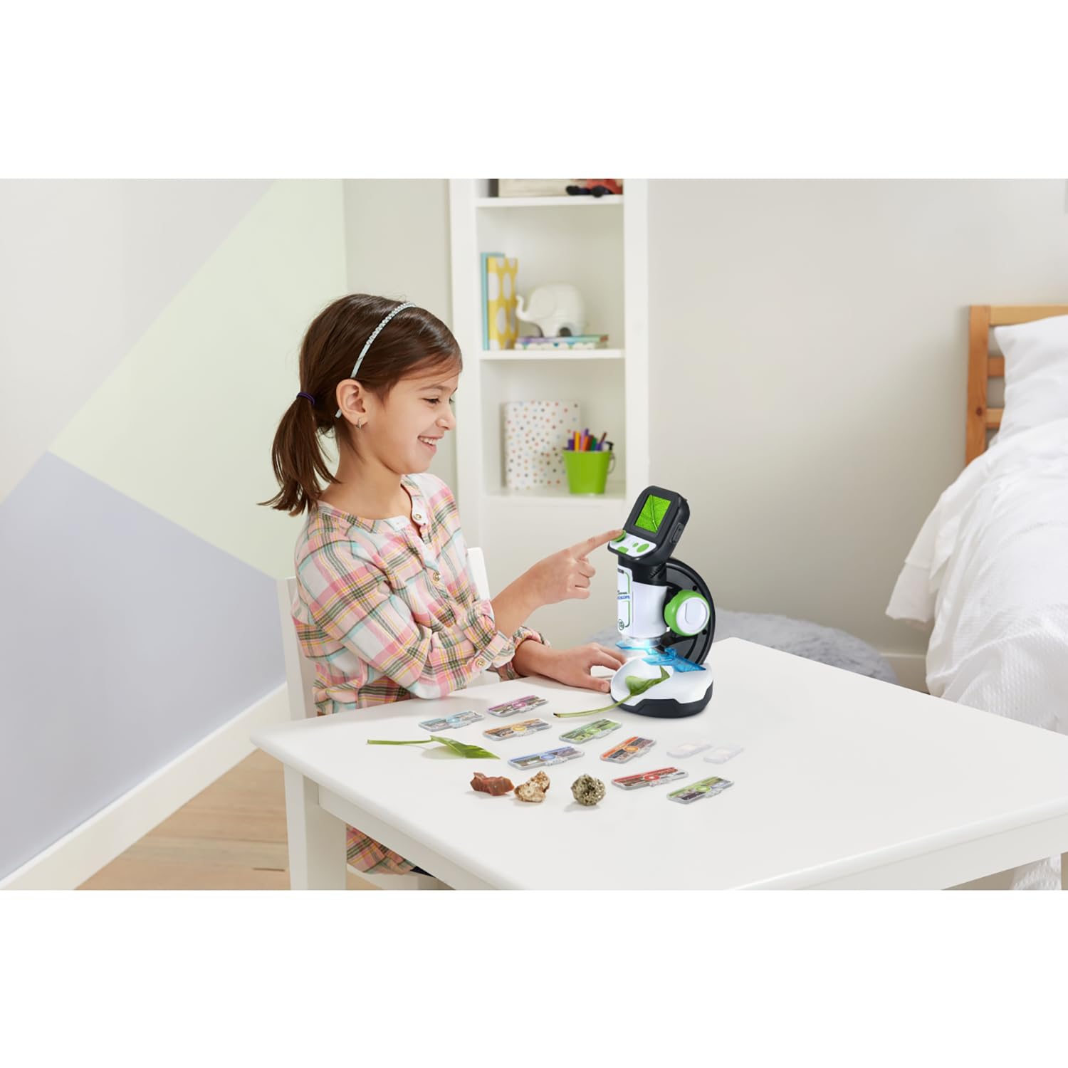 VTech Microscopio Interactivo, microscopio Infantil Digital con vídeo Original BBC, Pantalla de 2,4", Zoom 200x, 9 Diapositivas ilustradas, Ranura MicroSD, Idioma Italiano, Pilas Incluidas, 7-99 años