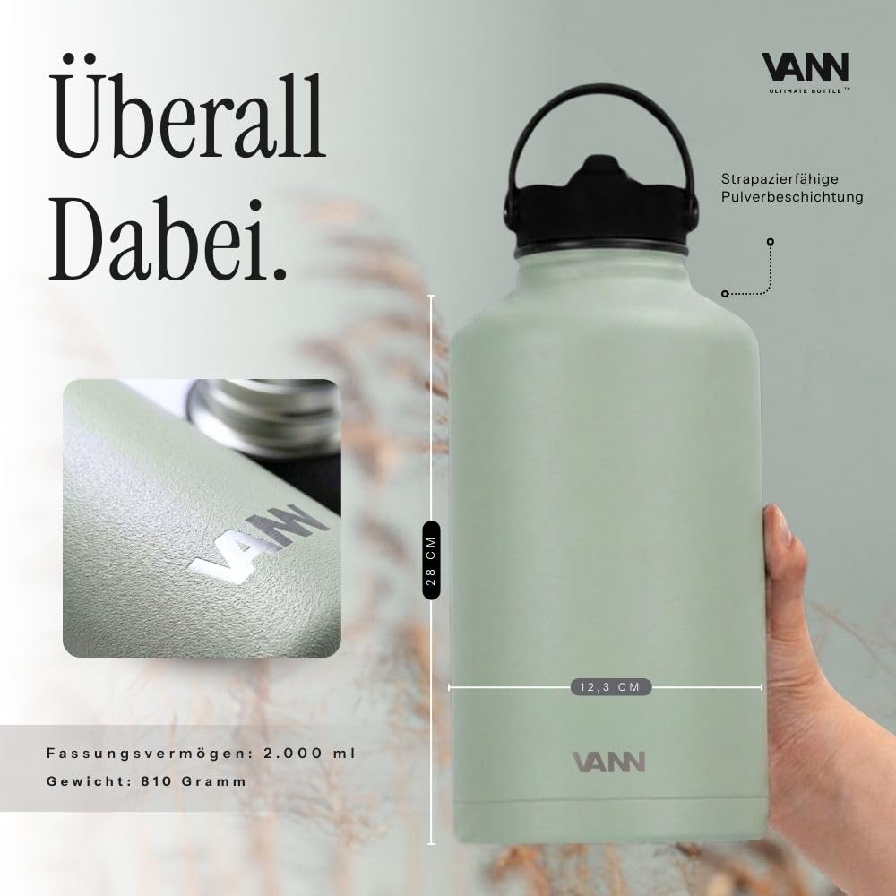 VANN Trinkflasche 2L mit Strohhalm - 3fach isoliert [24h kalt 12h warm] | Thermosflasche für Fitnessstudio, Sport - Trinkflasche Edelstahl [BPA-Frei] - Wasserflasche inkl. 5 Zubehörteile - Salbei