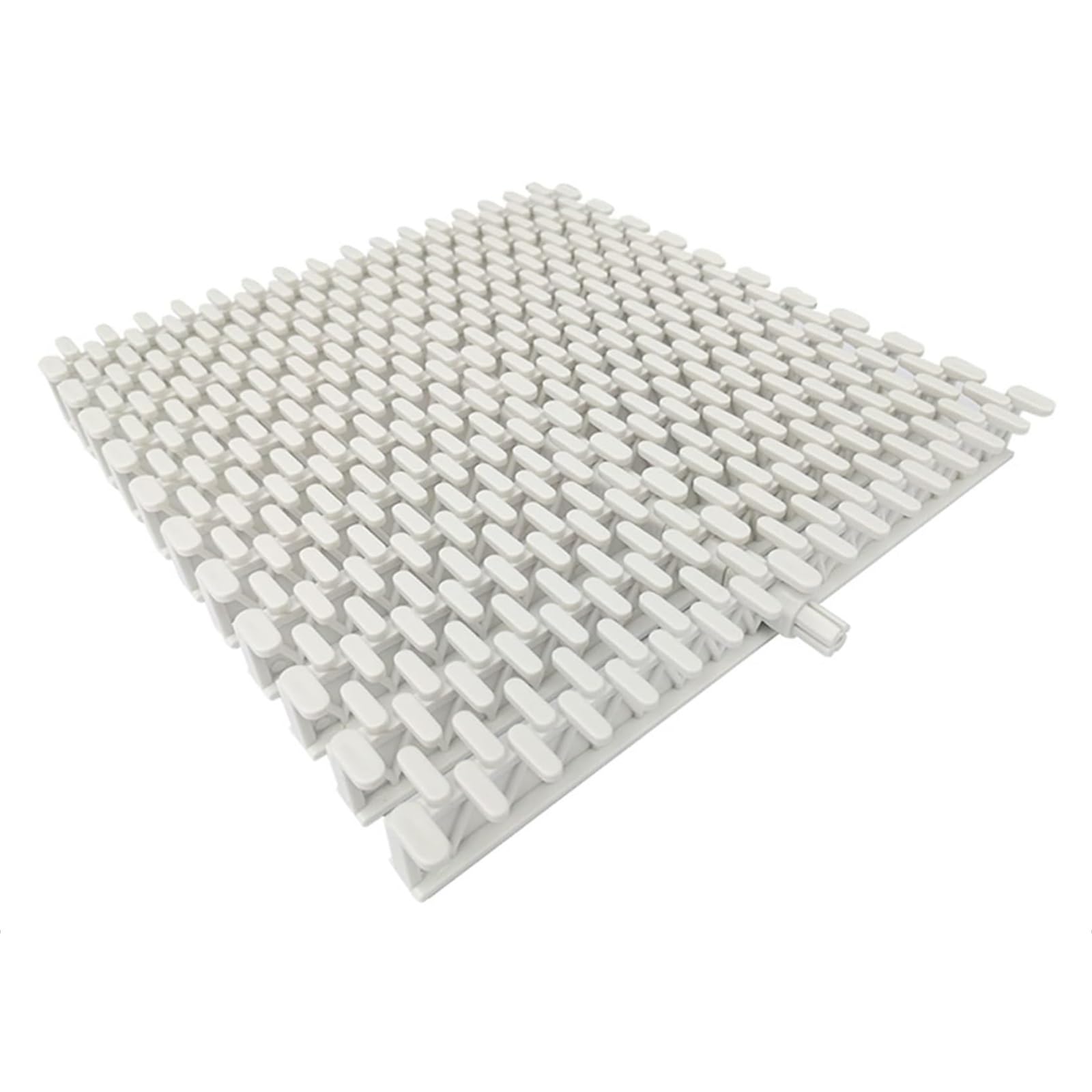 Grille d'évacuation de piscine pour sécuriser la terrasse et aménager les allées du jardin