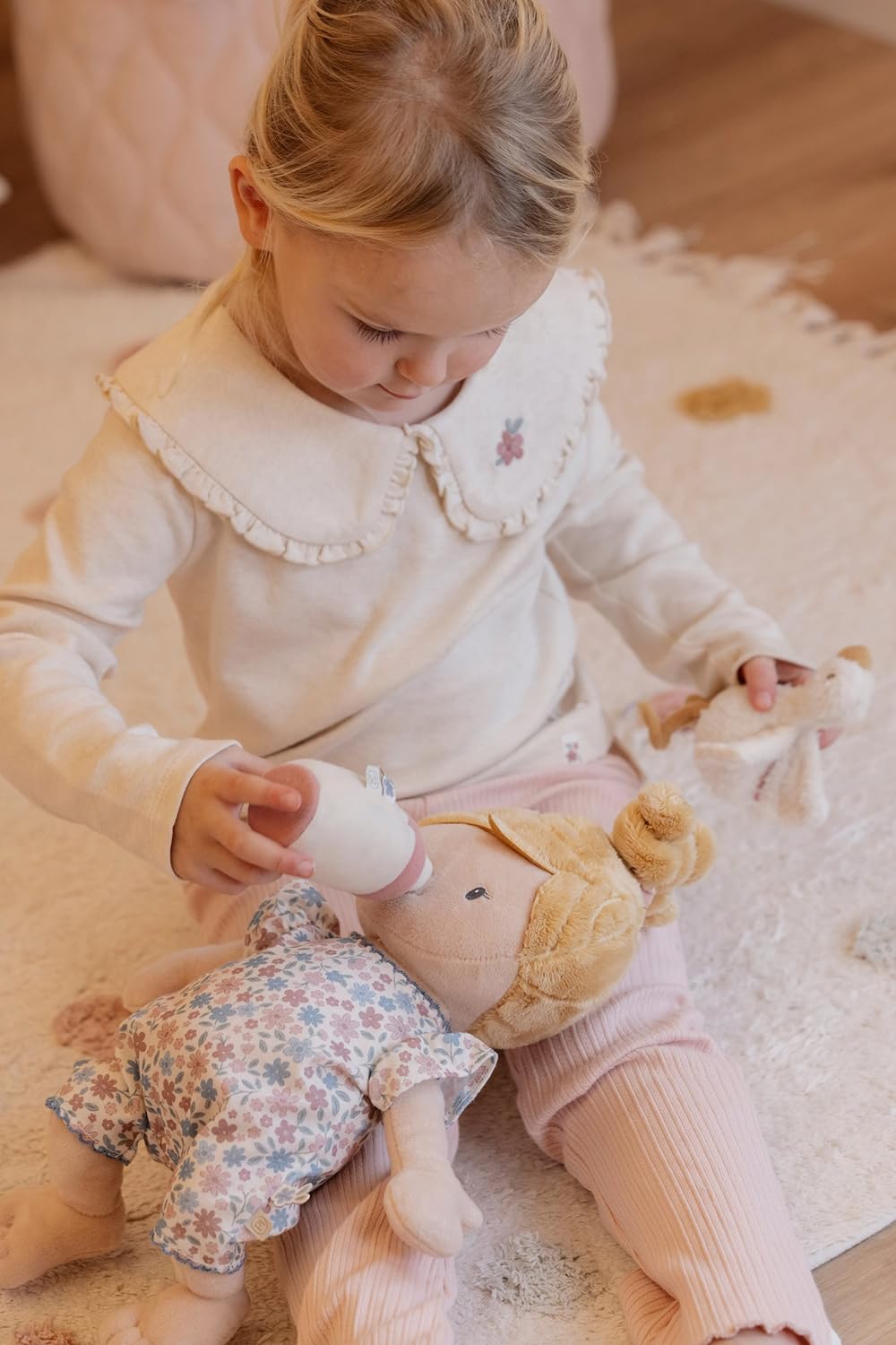 Little Dutch Muñeca de tela Julia – Juego de muñecas – Manos magnéticas – con botella magnética – Incluye pelele y peluche de ganso – para niñas a partir de 12 meses