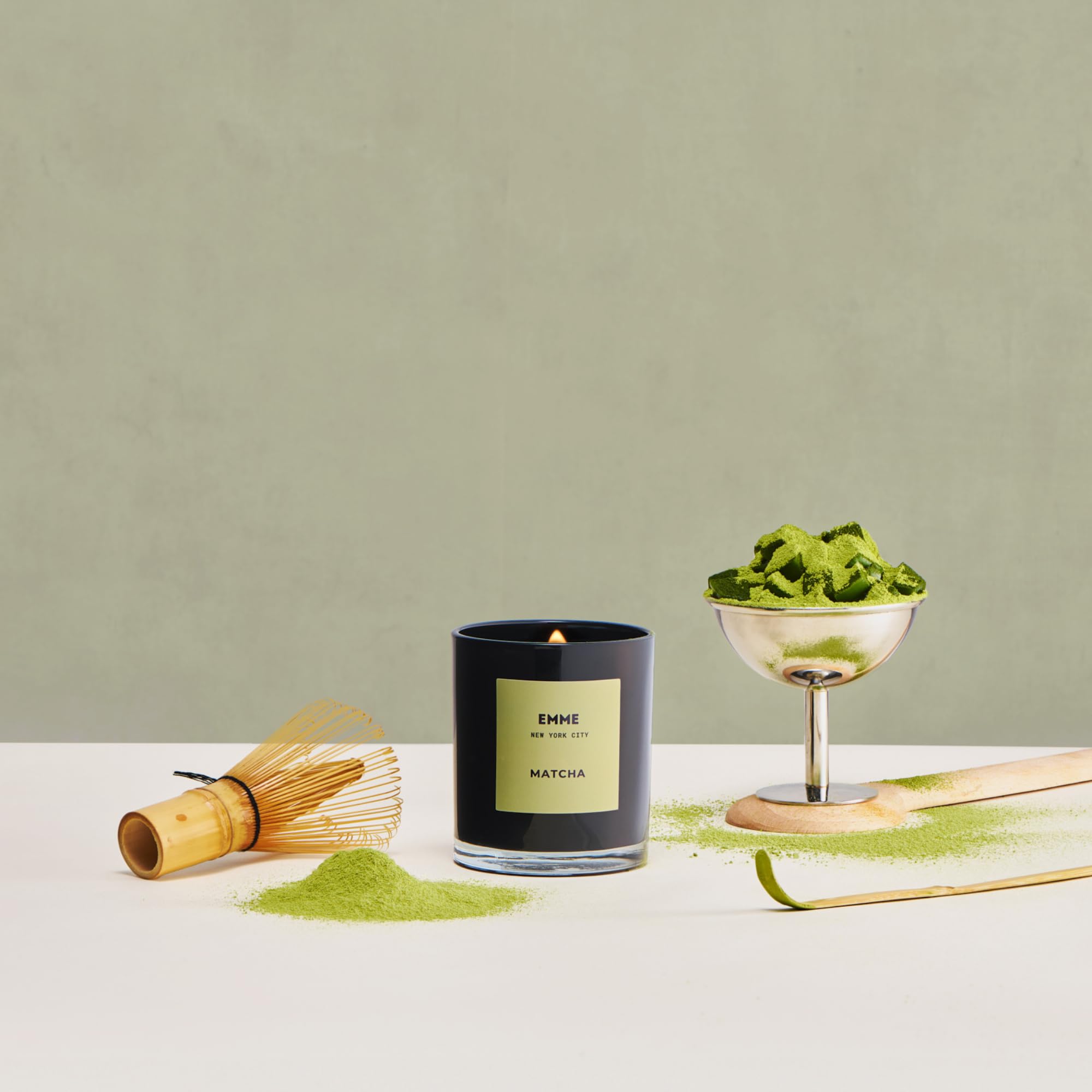 EMME NYC - Vela perfumada de cera de soja, vela perfumada a matcha y mecha de madera, fragancia natural para el hogar, hasta 80 horas de tiempo de combustión, 8 onzas