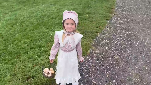 Disfraz colonial floral para niña con delantal y cofia miniatura 7