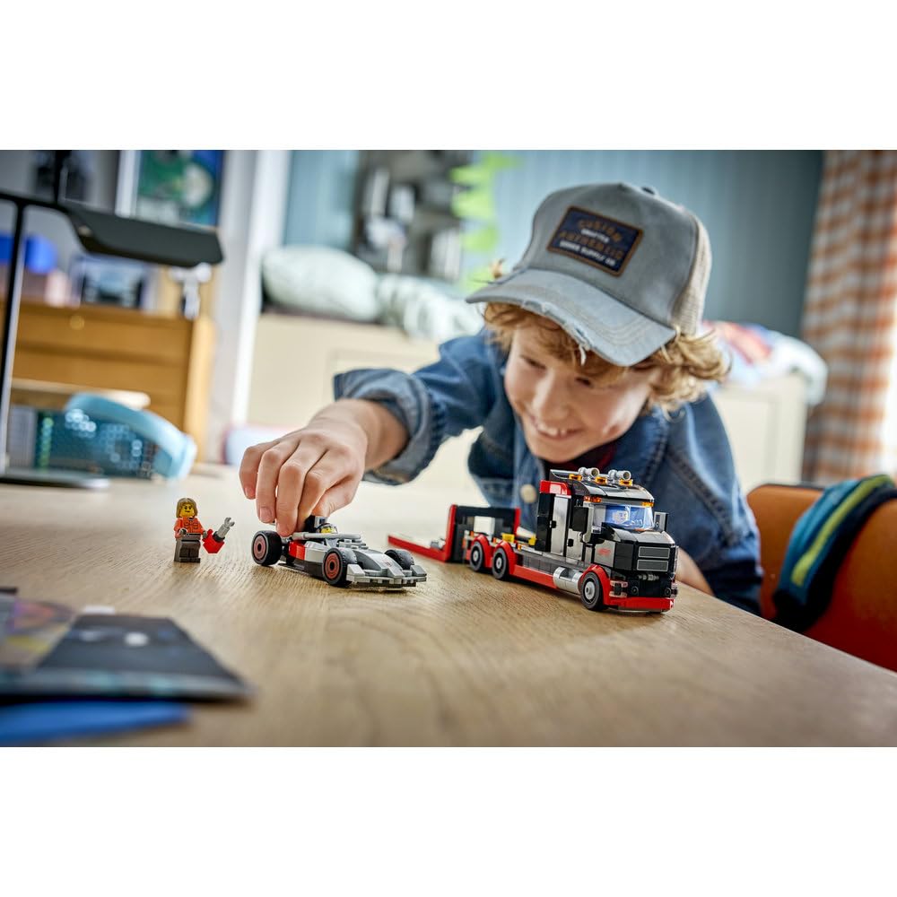 LEGO City Ciężarówka F1 z bolidem Audi F1, zabawka dla dzieci do zbudowania, pomysł na prezent dla 7-latka, dla chłopca i dziewczynki na urodziny, ozdoba na biurko dla fana wyścigówki z klocków 60493