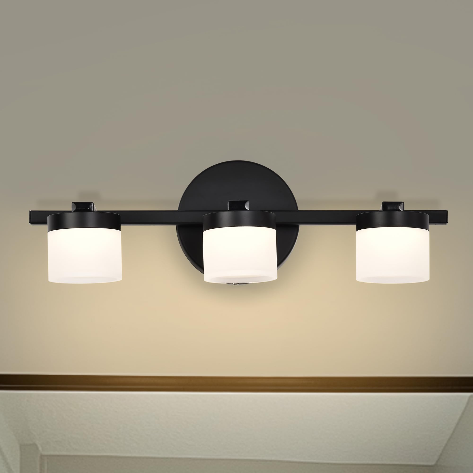 Alighting Moderne 3-flammige LED Badezimmer Wandleuchte in Schwarz – 40 cm breit, mit 3000K warmweißem Licht & satinierten Acrylschirmen, ideal für Spiegelbeleuchtung