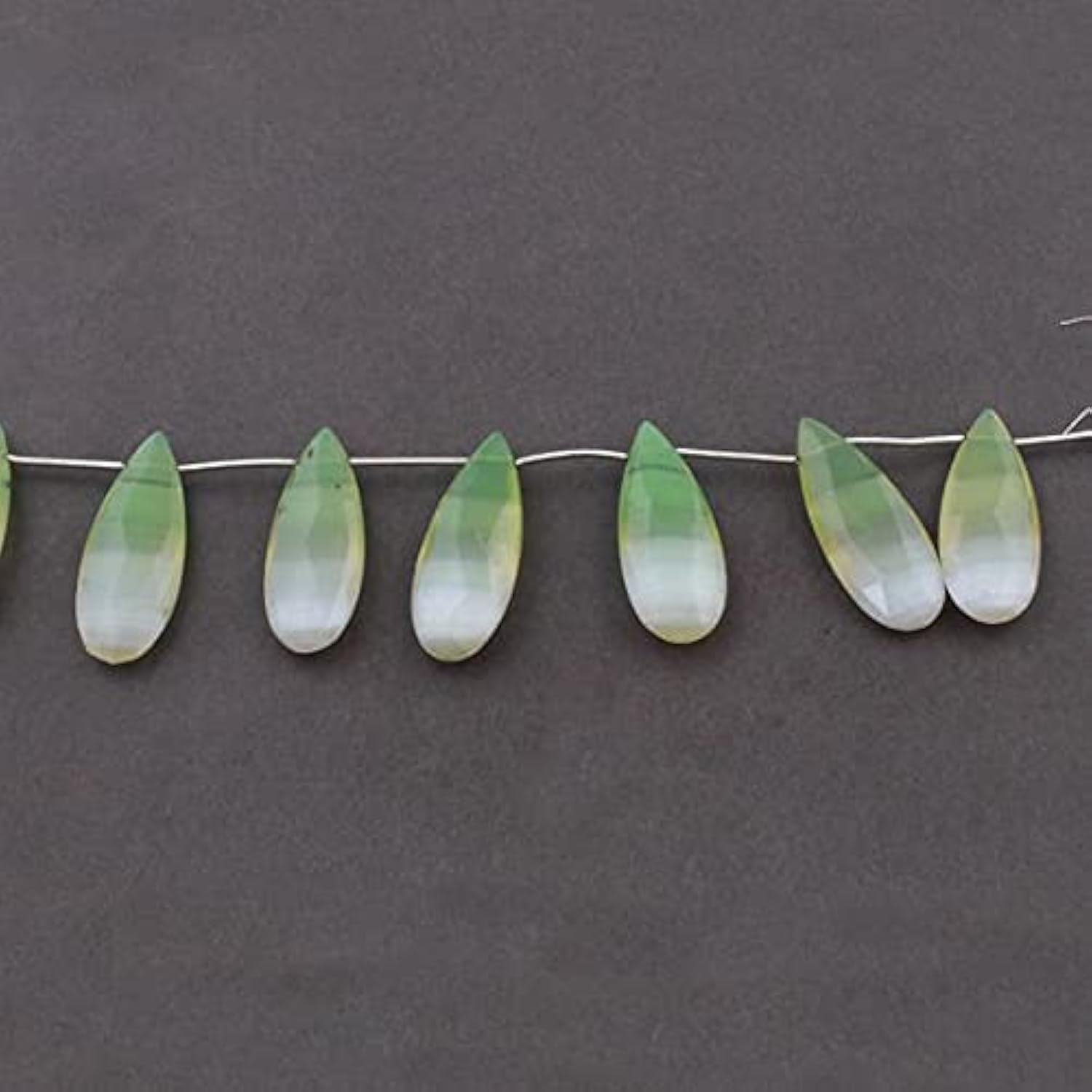 Chrysoprase perle briolette longue pour donner du volume à vos pendentifs