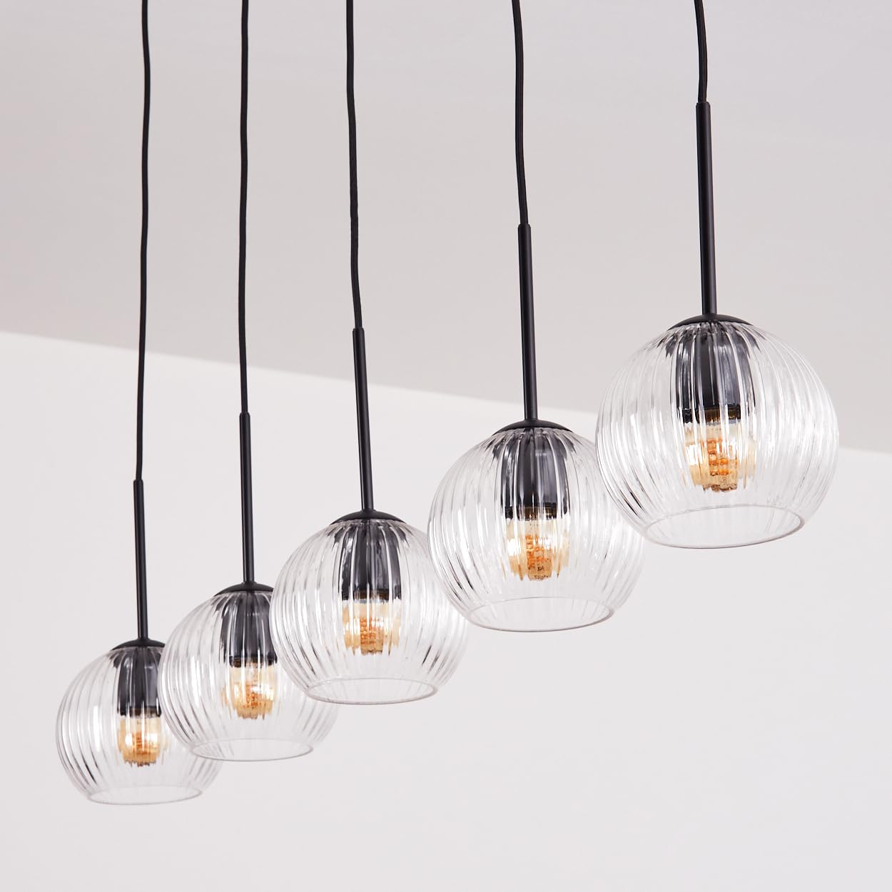 Pendelleuchte Koyoto, Hängeleuchte aus Metall/Riffelglas in Schwarz/Klar, Leuchte im modernen Retro/Vintage-Design mit Schirmen aus Glas (Ø 15 cm), Höhe max. 135 cm, 5 x E27, ohne Leuchtmittel