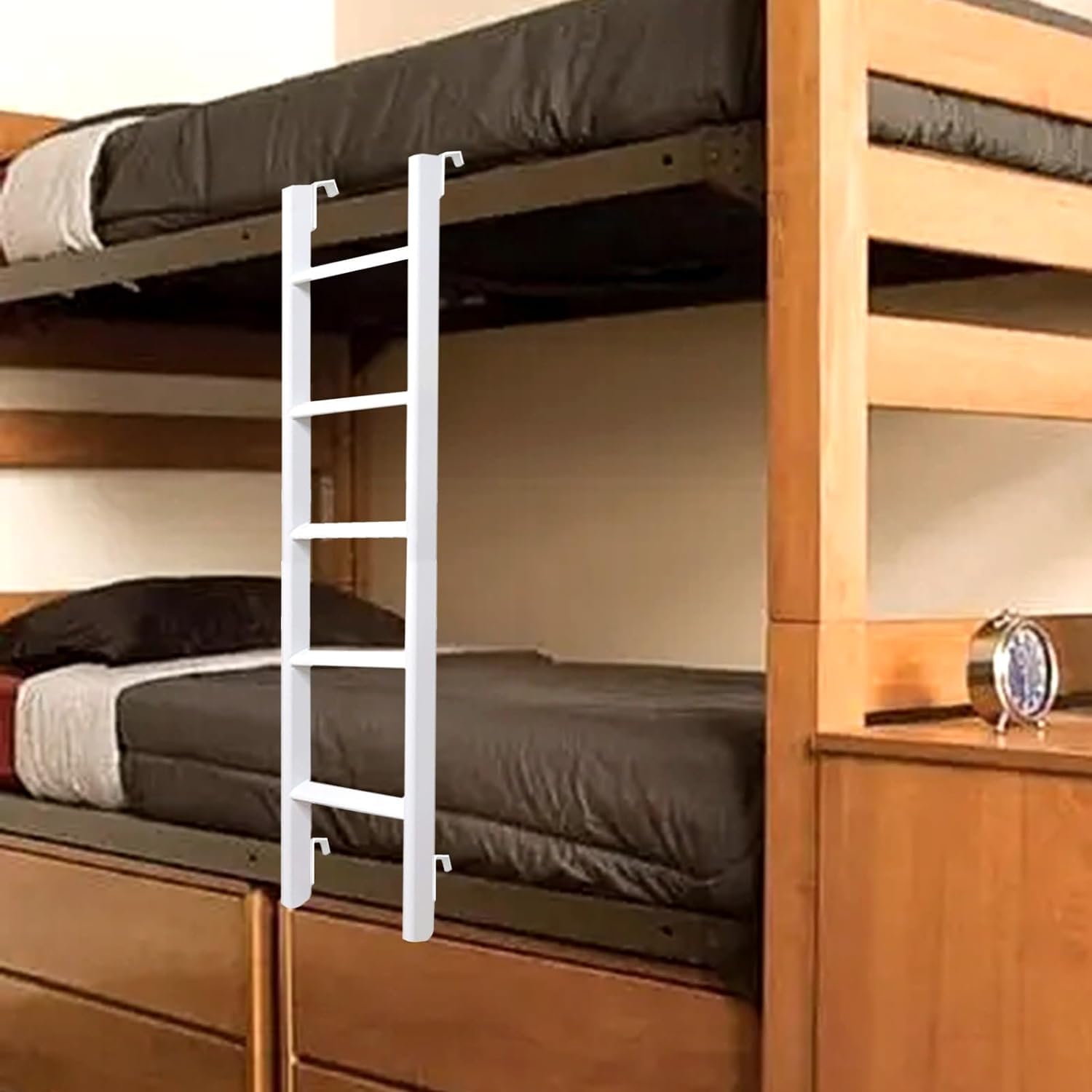 Escabeau blanc pour lit double résolvant l'accès au loft