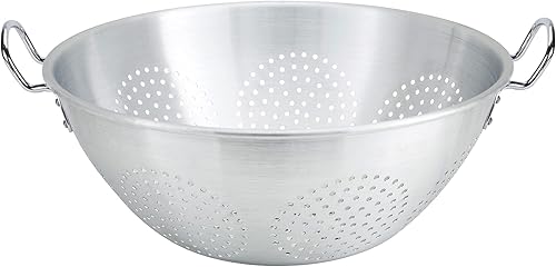 Winco ALO-16H, colador perforado redondo de aluminio de estilo chino de 16 cuartos de galón con asas, colador de fideos asiáticos