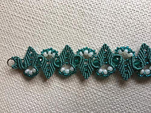 Pulsera macrame verde hojas hecha a mano con rocallas y cuentas cristal. Mide aproximadamente 18 cm. de largo