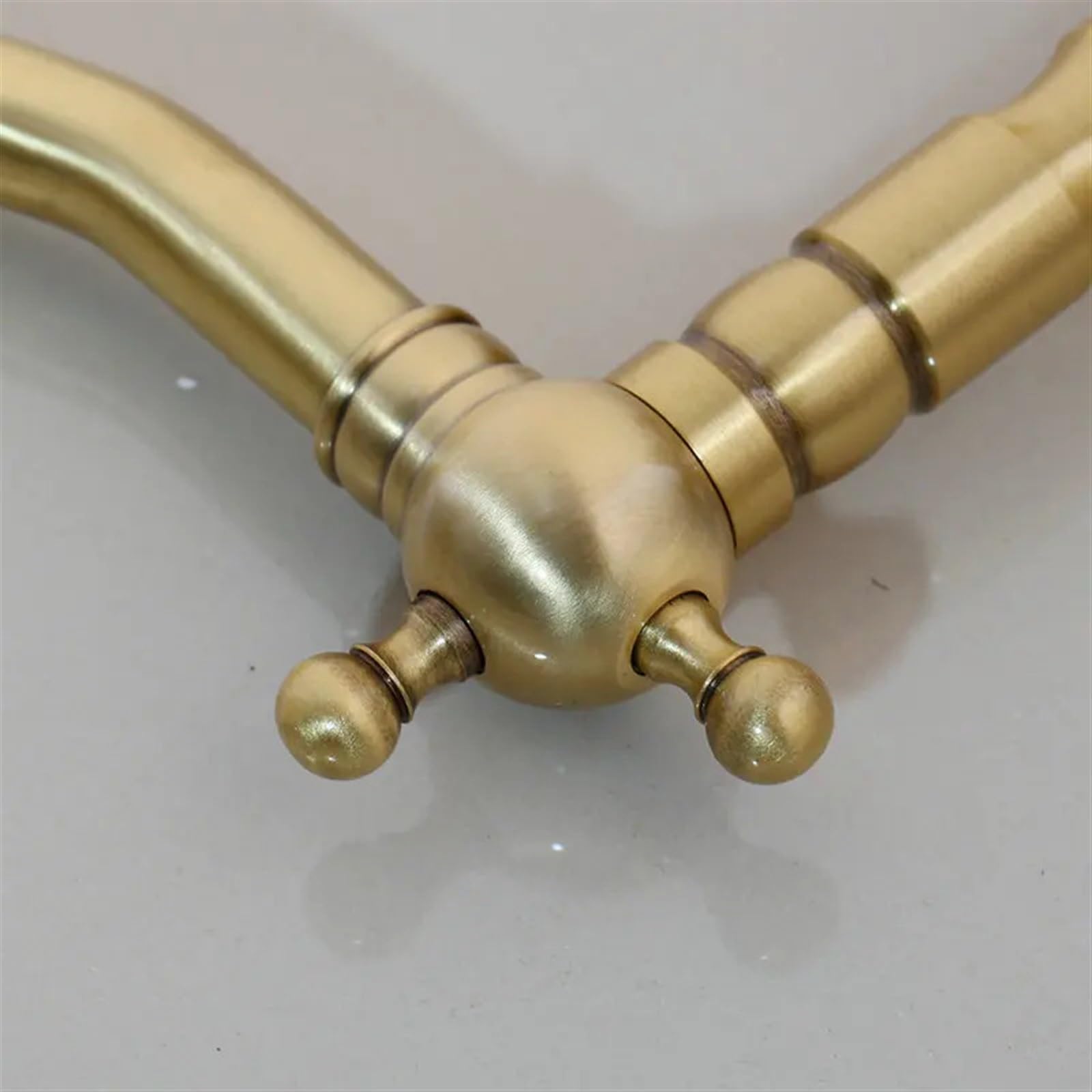 Rubinetto da cucina in ottone anticato, beccuccio girevole, miscelatore a doppia maniglia per bagno e lavabo, rubinetto decorativo dal Design Alto per USO domestico