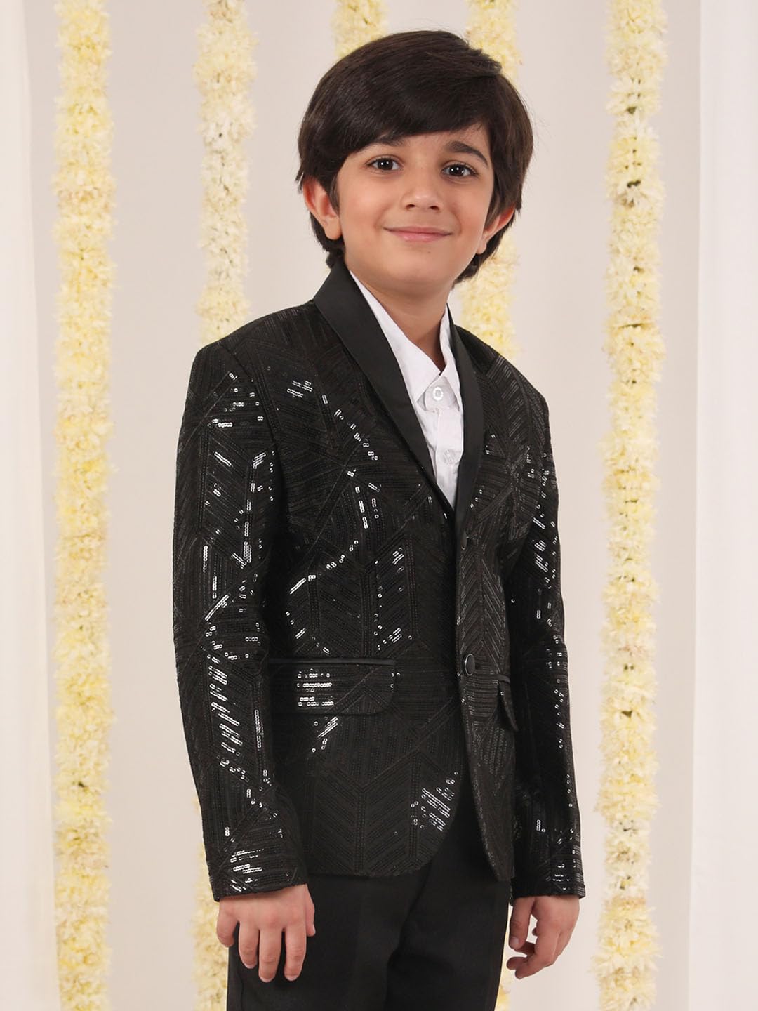 VASTRAMAY Boys' Black Blazer | Slim fit Blazer in Velvet Fabric, has a Shawl Collar, Long Sleeves, Single-Breasted with Button Closures_VASBCT018BL_36