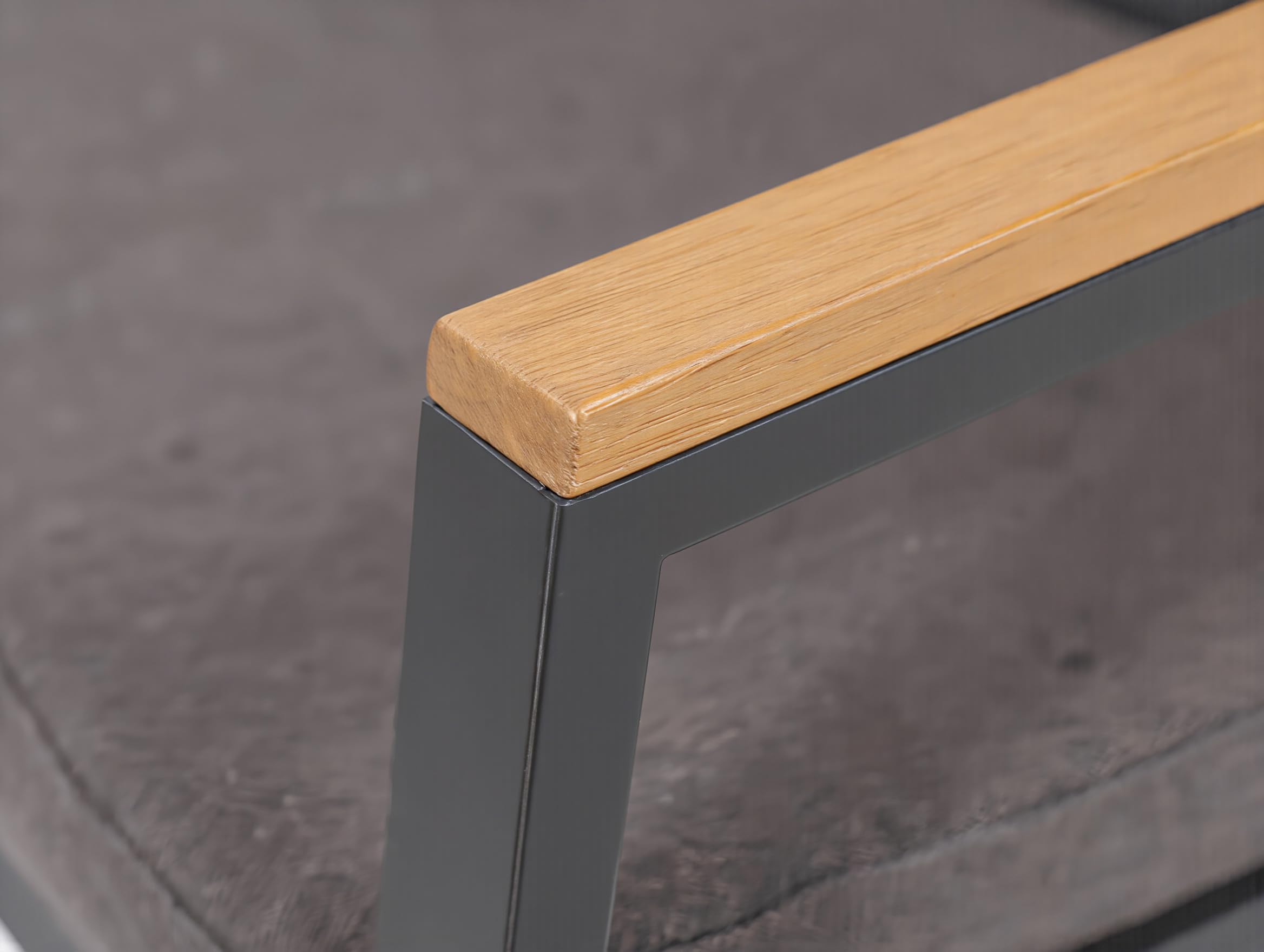 Salotto da Giardino 4 Pezzi KYOTO – Divano 2 Posti + 2 Poltrone + Tavolino Rotondo 60 cm con Cuscini Grigio Antracite – Struttura Alluminio Nero Braccioli Legno Effetto Teak – Arredo Giardino
