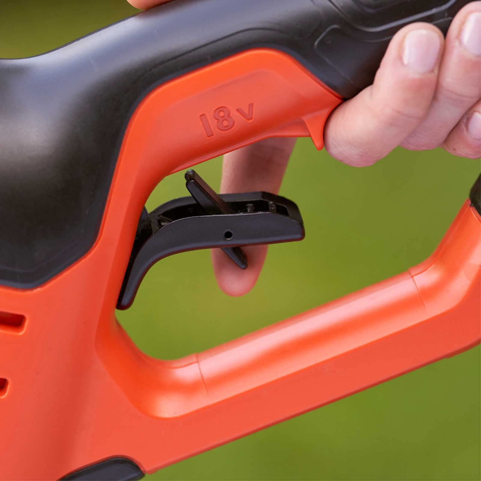 BLACK+DECKER Akku-Druckreiniger (18V, 24 bar, mobiler Druckreiniger zur Reinigung oder Bewässerung, mit flexiblen Wasseranschluss, 5in1 Multifunktionsdüse, ohne Akku & Ladegerät), BCPC18B-XJ