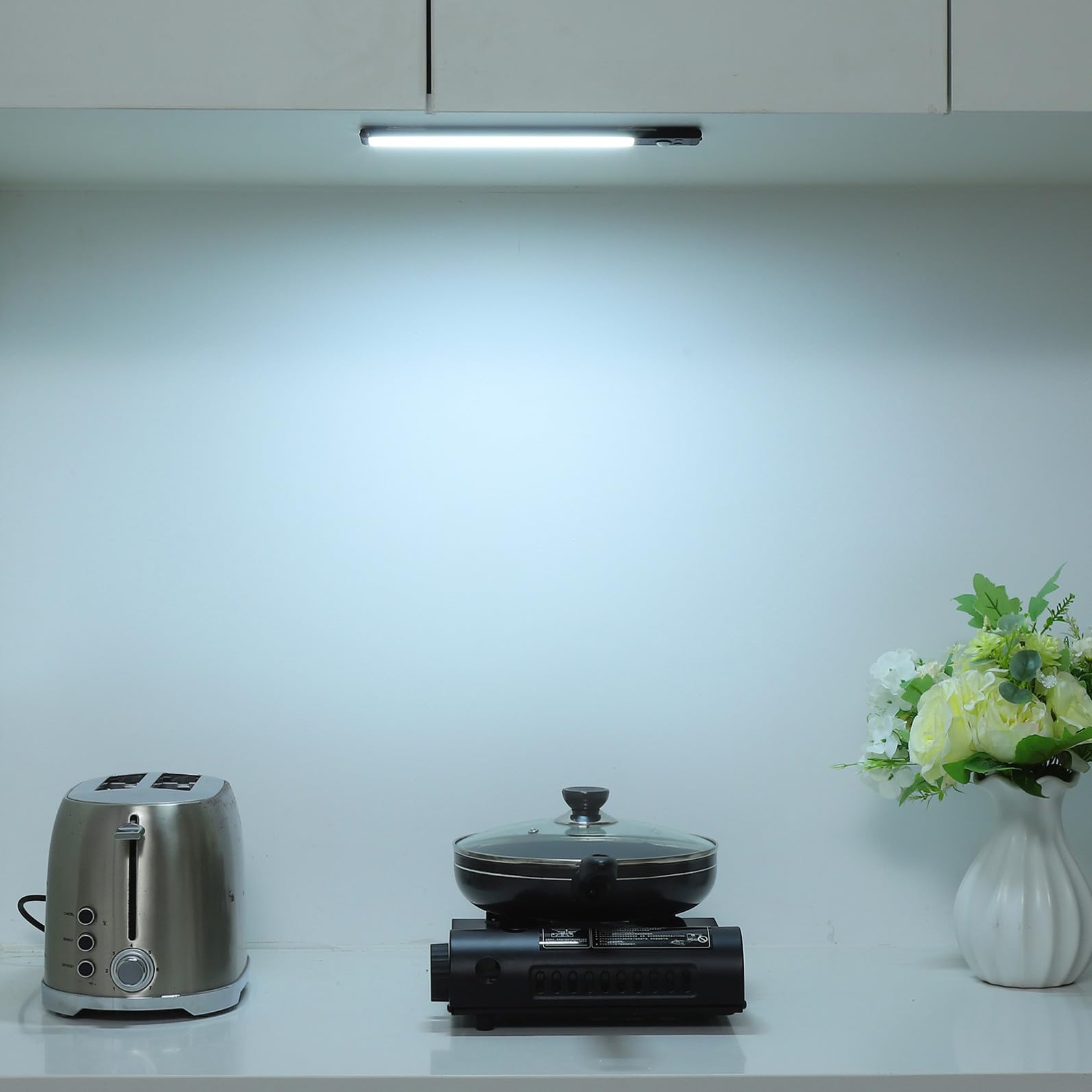 VALICLUD Confezione da 4 Barre Luminose a Led Sottopensile con Attivazione a Movimento, Facili da Installare E con Forte Magnete, Ideali per Cucina, Corridoio, Scale E Altri Ambienti Interni - Nero