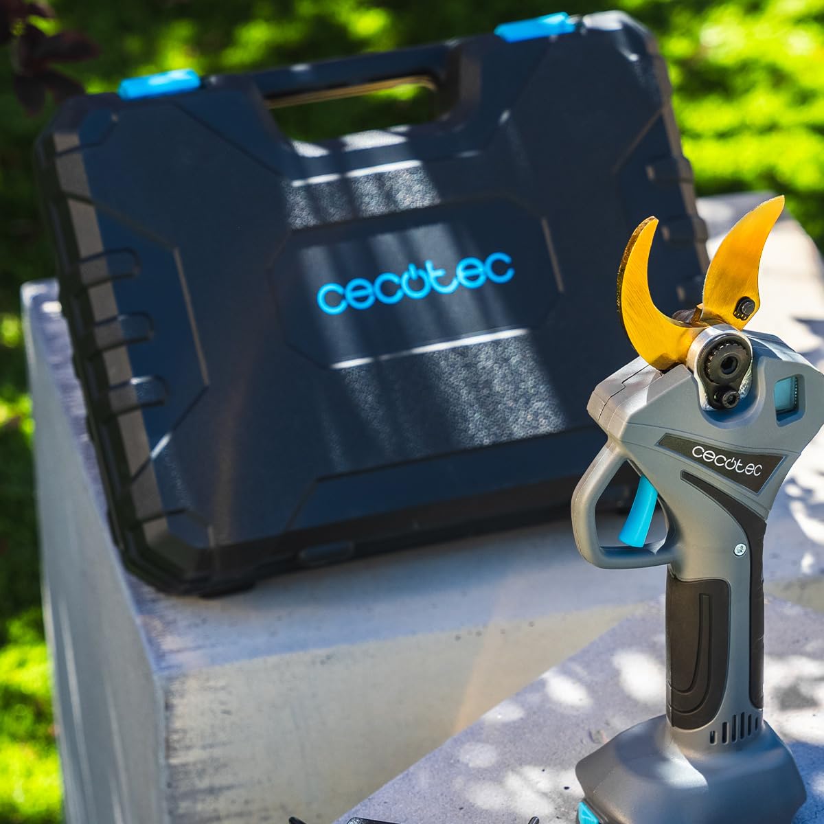 Cecotec Forbici Cesoie per Potatura Giardino Professionale TitanCut 5000. Motore Brushless 600W. Lame Acciaio con Titanio. Rami 42mm. Display Digitale. 2 Batterie 21V Incluse. Taglio Efficiente