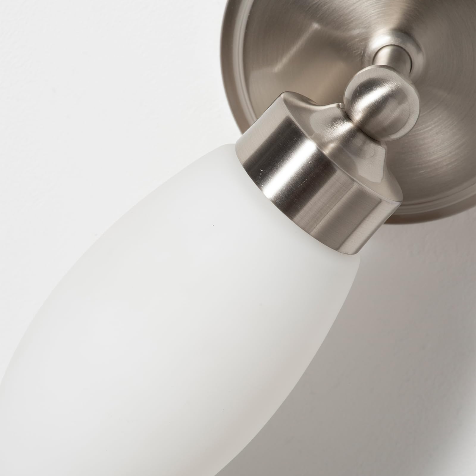 Alpinaluz applique murale pour salle de bain avec douille E14, base métallique nickel et abat-jour en verre blanc mat, design vintage élégant, protection IP44, lumière douce homogène
