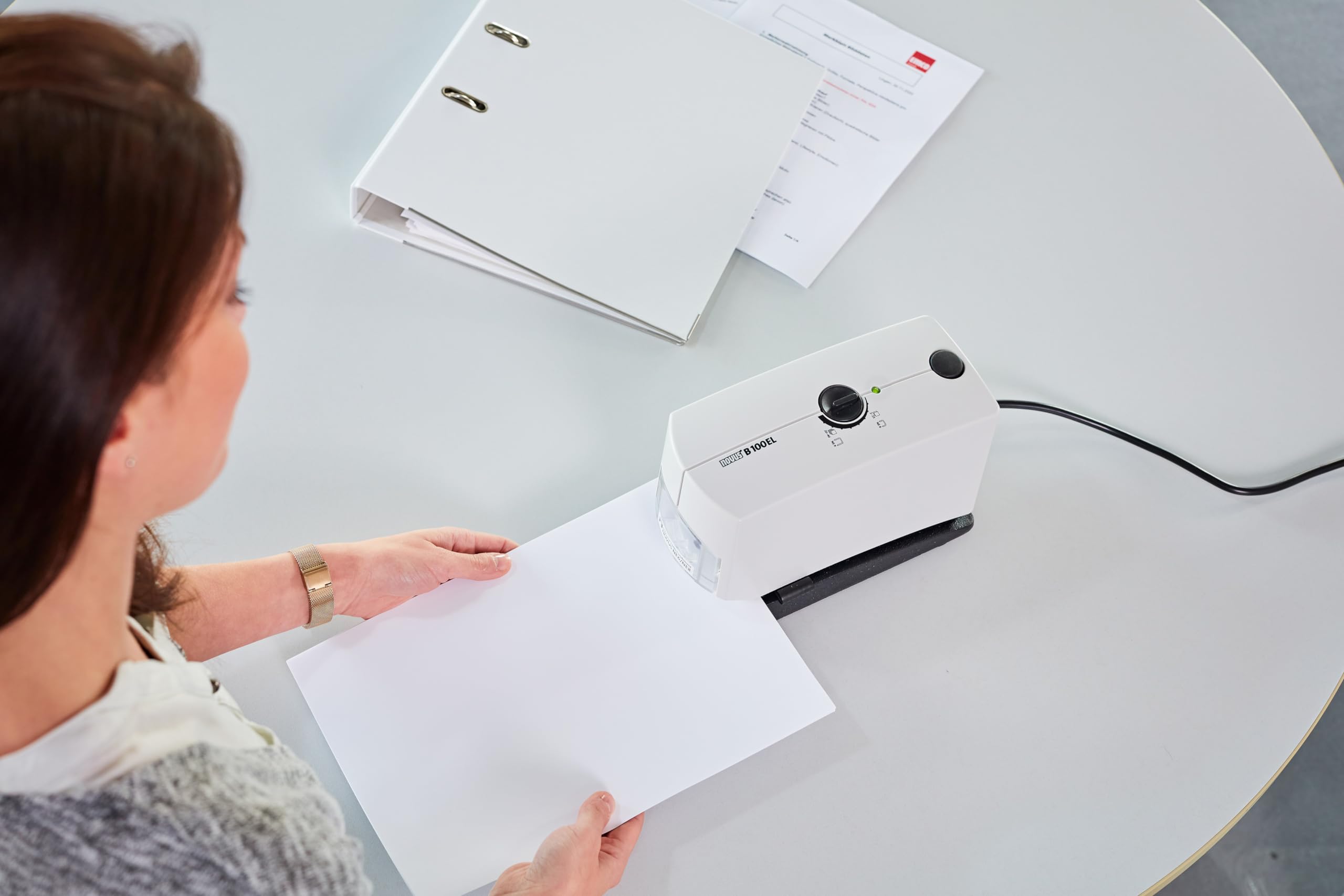 Novus B100EL Agrafeuse électrique de bureau en métal et plastique (Gris) (Import Allemagne) | Profondeur de gorge 5–50 mm, force réglable, chargement par bouton-poussoir, 210 agrafes incluses