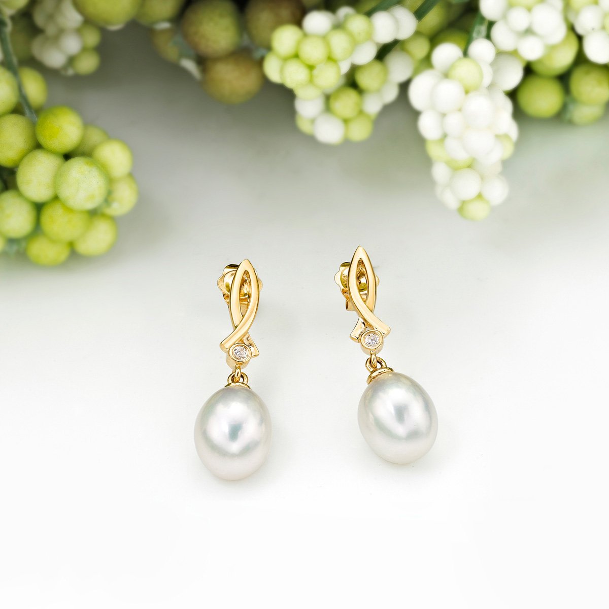 Diamond Treats Boucles d'Oreilles en Perle de Culture en Or 9 Carats, Boucles d'Oreilles Pendantes avec des Perles et Zircons, Boucles d'Oreilles Perles en Or 9ct pour Femme et Jeune Fille
