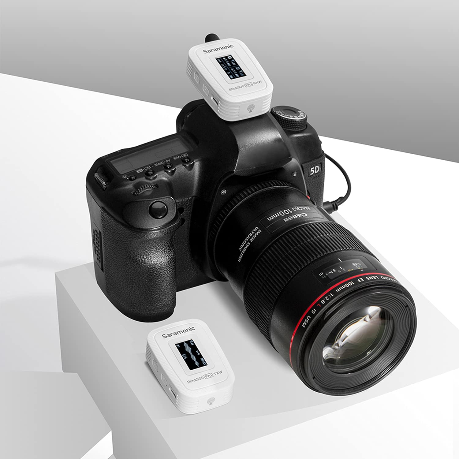 Blink500 PRO B1W - Microfono lavalier wireless VLog, Saramonic 2,4 GHz a doppio canale stereo con custodia di ricarica, display OLED e uscita cuffie da 3,5 mm per DSLR, videocamere, smartphone, tablet