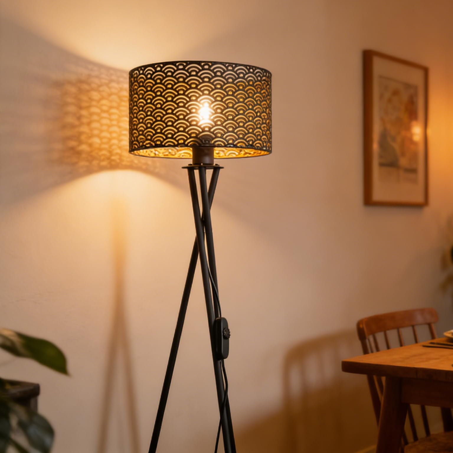 LED Stehlampe Vintage, Dreibein Stehleuchte mit Dimmbarem Schalter, Retro Standlampe mit E27 Lampenfassung Metall-Rautenmuster Schirm
