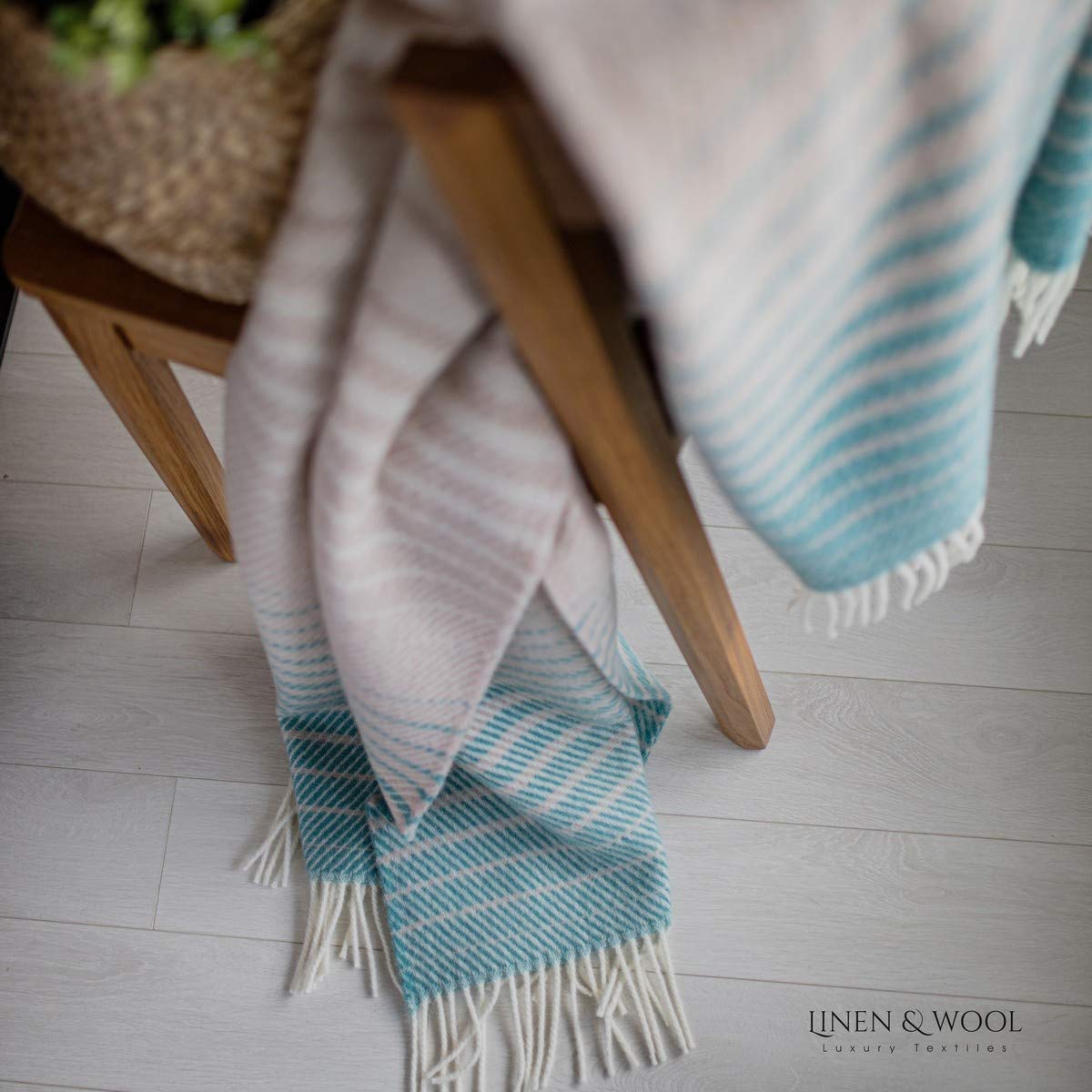 Linen & Cotton Flauschige Warme Decke Wolldecke Bunt Wohndecke Kuscheldecke Boho -100% Reine Neuseeland Wolle, Türkis Blau Beige Creme (130 x 170cm) Sofadecke Plaid Couch Sofa Schurwolle Lammwolle