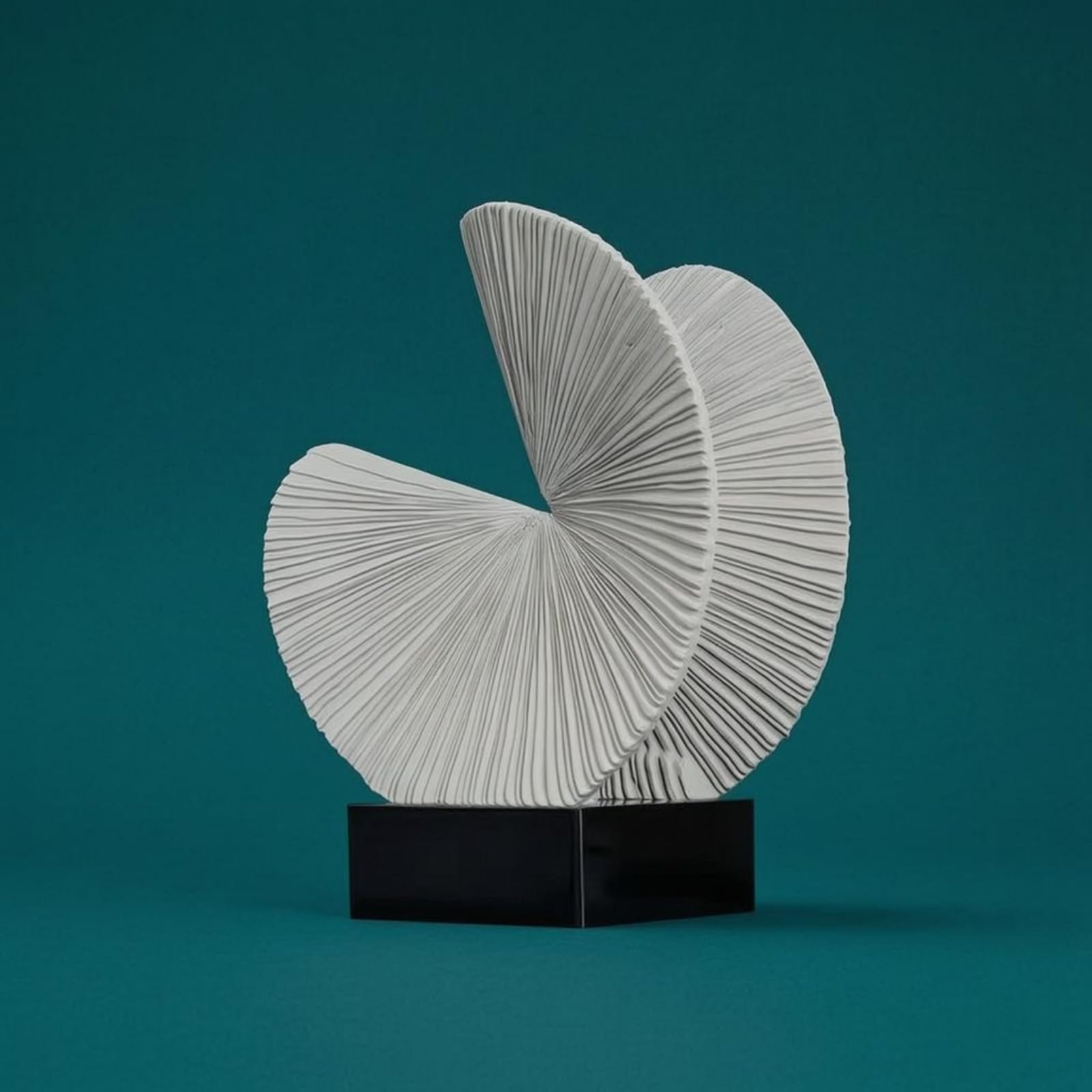 Abstrakte Deko-Skulptur schwarzer Sockel abstrakte Skulptur weiß Moderne Kunstfigur, Blütenblatt Skulptur B A285