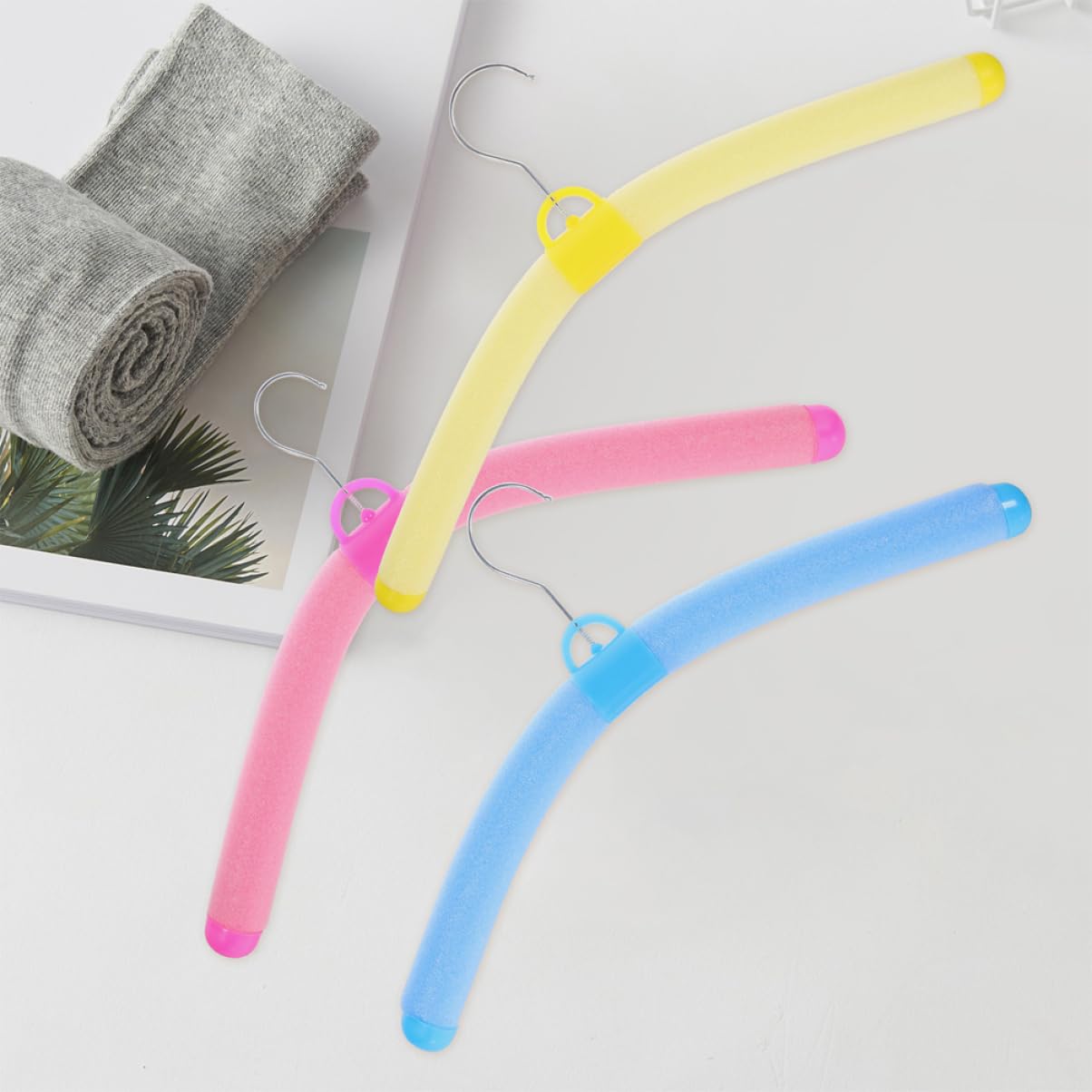 LABRIMP 12 Stück Bunte Kunststoffkleiderbügel aus Flexiblem Weichem Schaumstoff Geeignet für Erwachsene für Bekleidungsgeschäfte und Haushaltskleiderschränke