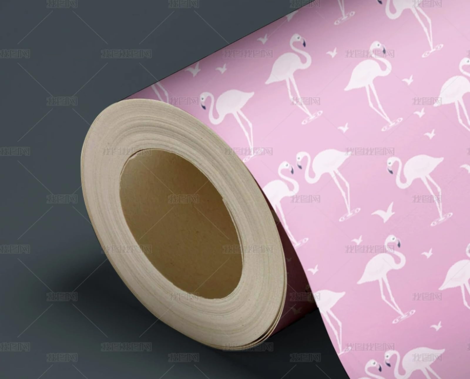 Papier peint autocollant flamant rose pour rénover facilement un meuble abîmé sans peindre
