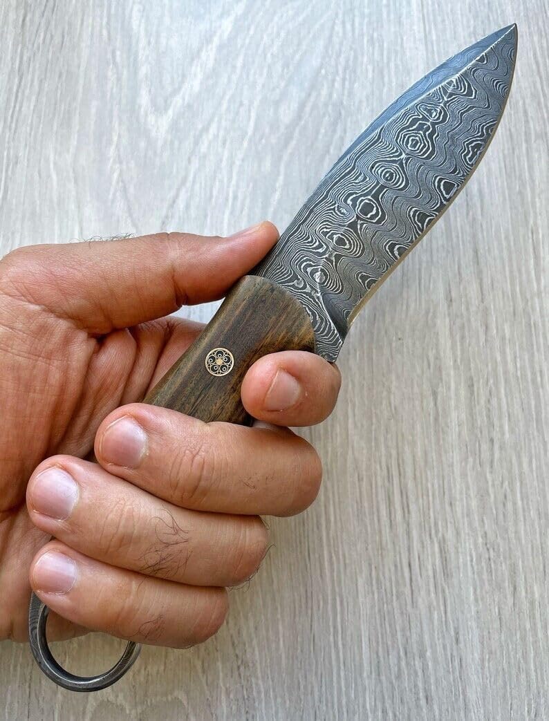 Fixed Blade Hunting Carry Messer Damascus Steel Blade Bushcraft Knife, Scout Knives with Lederscheide Rosenholz Handle Strong Grip, Tracker Knives for Hunting, Outdoor Camping Damaststahl Jagdmesser.