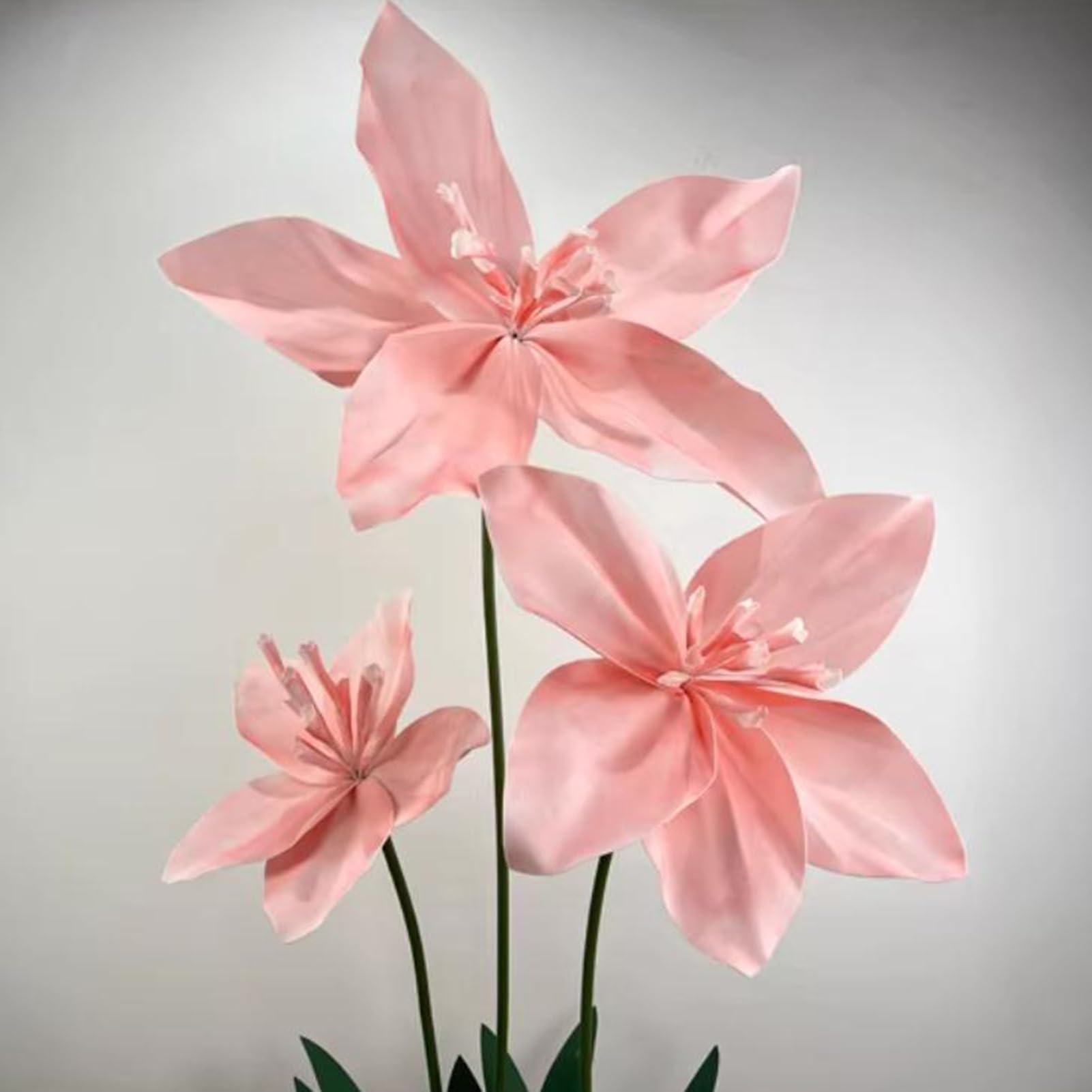 Decoración de flores artificiales, arreglo floral hecho a mano con base para fondo de recepción de boda y decoración del hogar