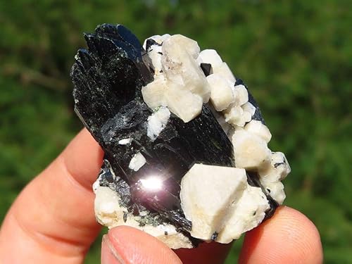 Colección de minerales, cristales y rocas: auténticos minerales de África (Aegerina en ortolasa)