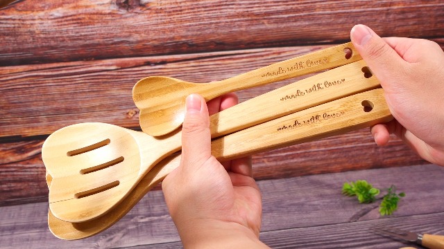 Juego de tabla de cortar y accesorios de madera en forma de corazón miniatura 7