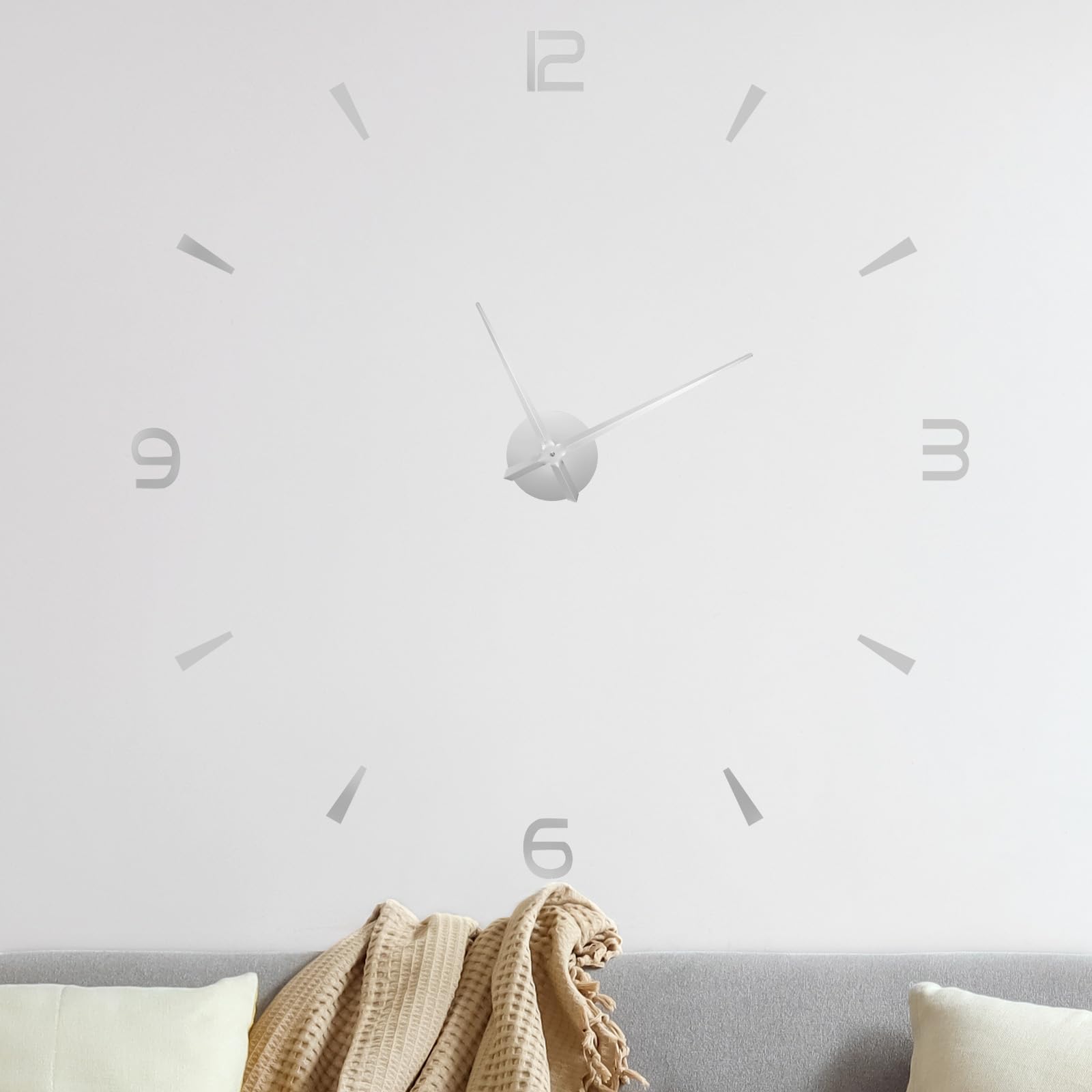 Horloge murale 3D argentée pour habiller un grand mur de salon moderne ou de bureau chic